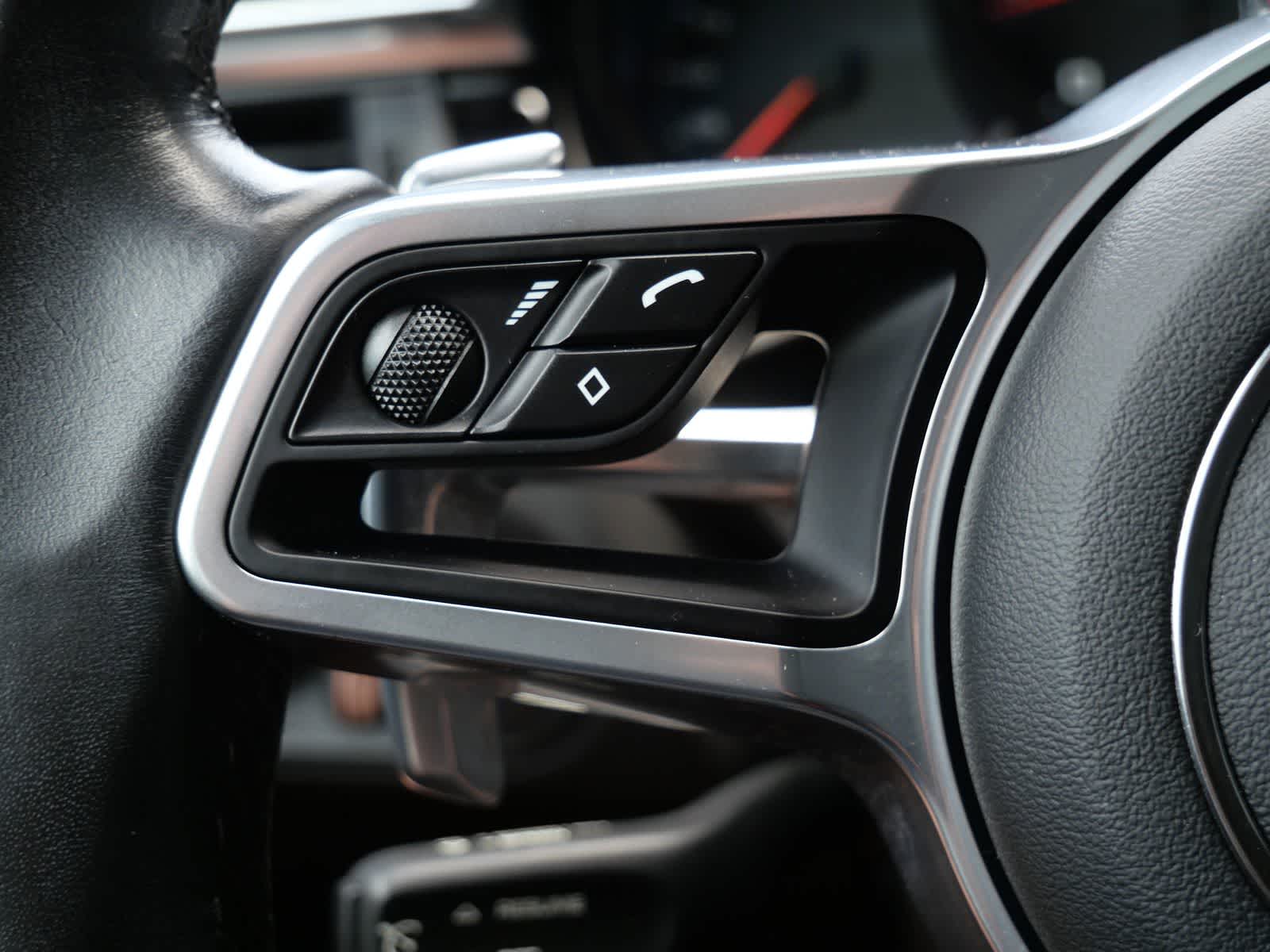 Thumbnail: 2020 Porsche Macan - 25