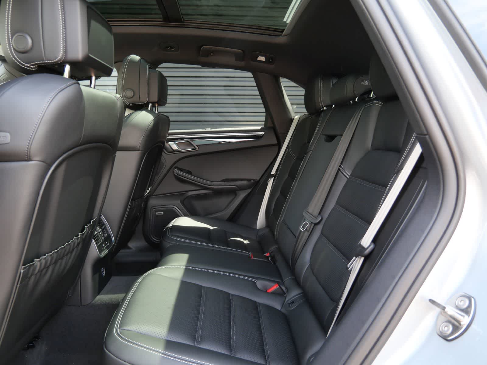Thumbnail: 2026 Porsche Macan - 11