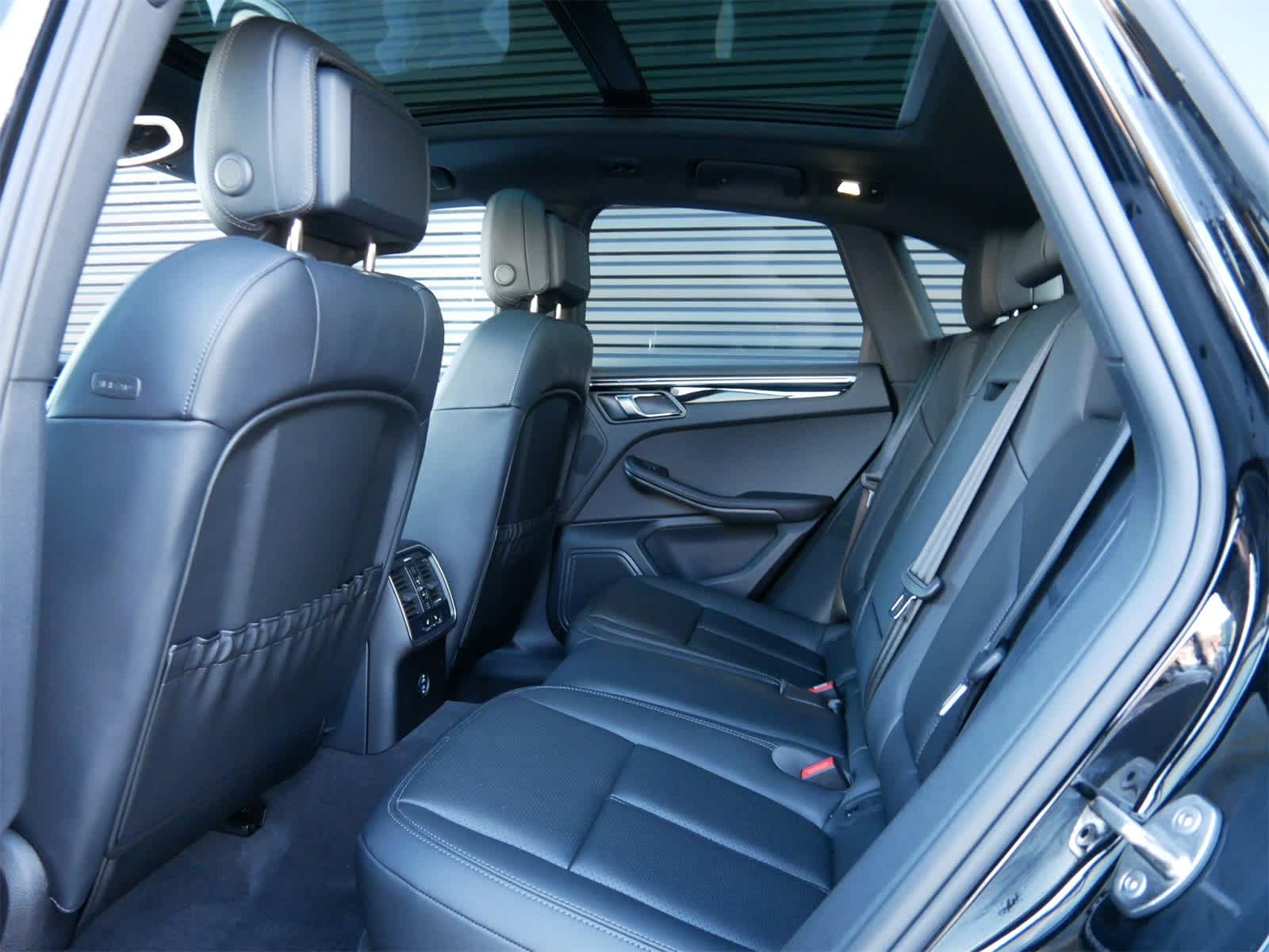 Thumbnail: 2025 Porsche Macan - 11