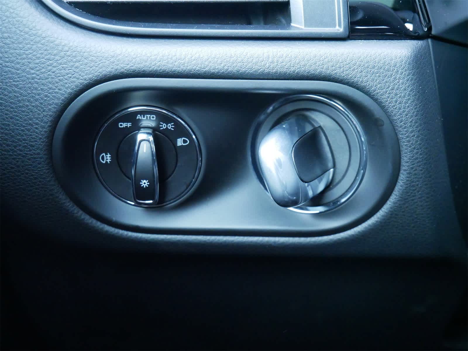 Thumbnail: 2025 Porsche Macan - 15