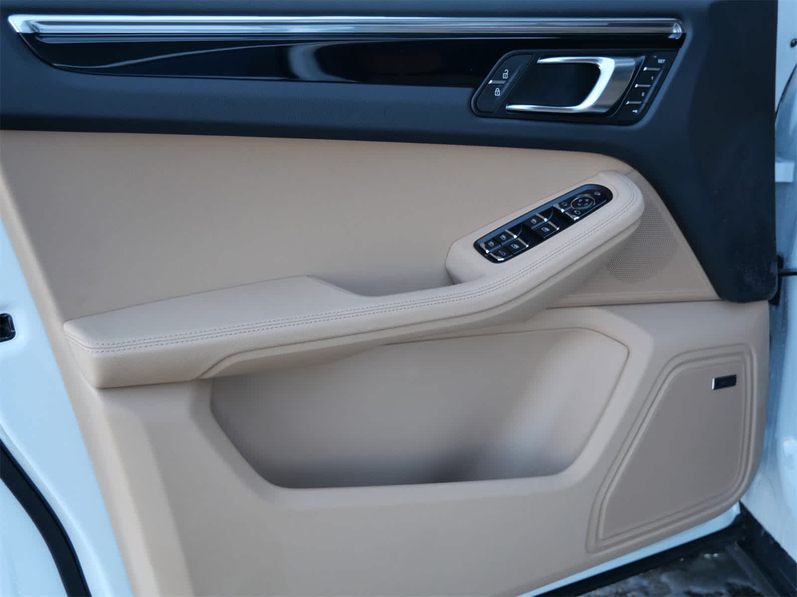 Thumbnail: 2026 Porsche Macan - 9