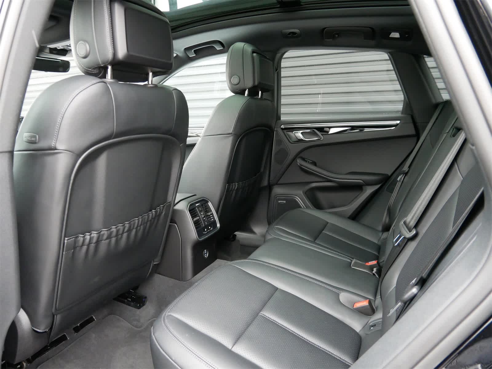 Thumbnail: 2025 Porsche Macan - 10