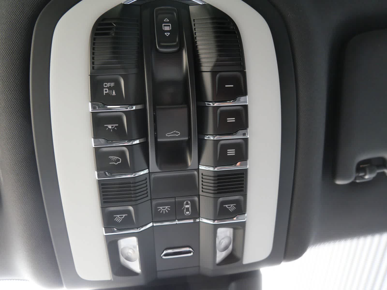 Thumbnail: 2026 Porsche Macan - 25