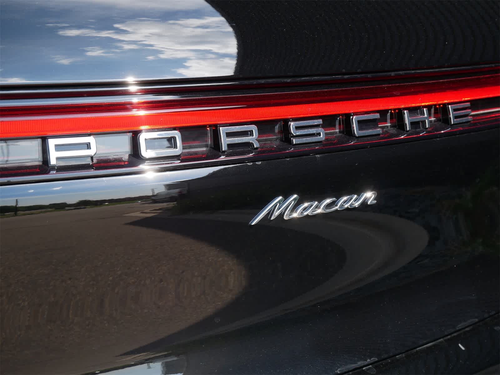 Thumbnail: 2025 Porsche Macan - 25