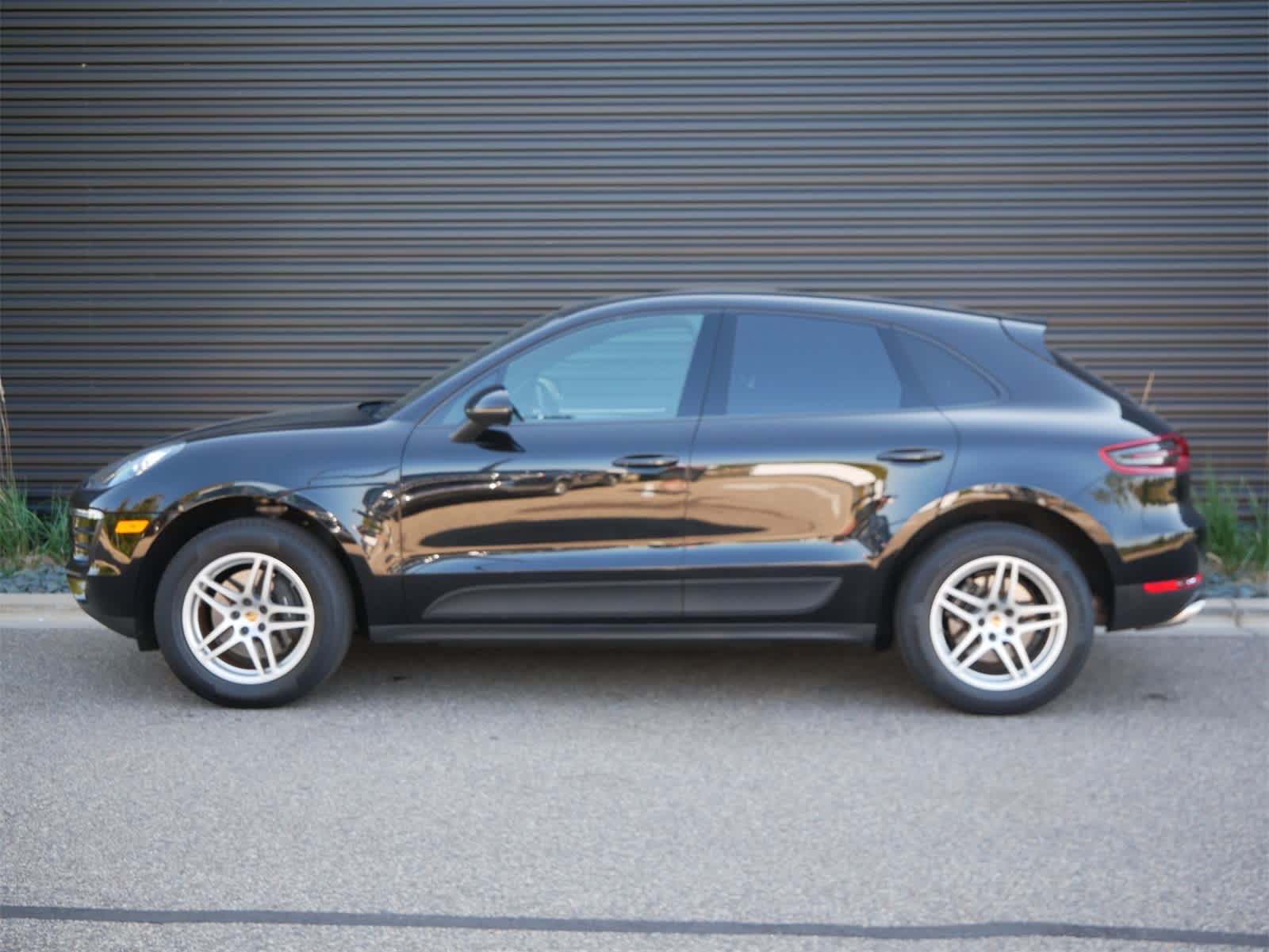 Thumbnail: 2017 Porsche Macan - 2