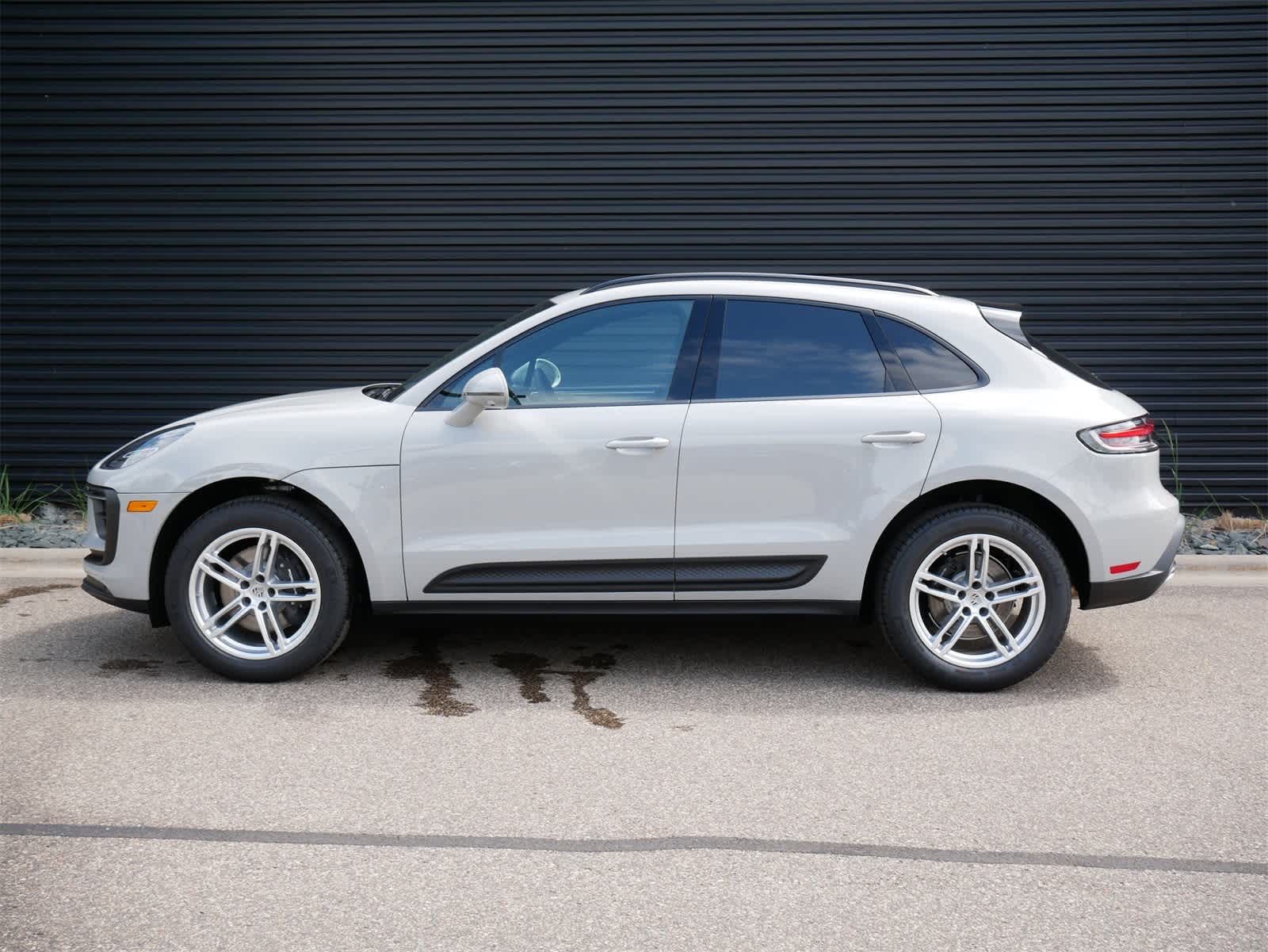 Thumbnail: 2025 Porsche Macan - 2
