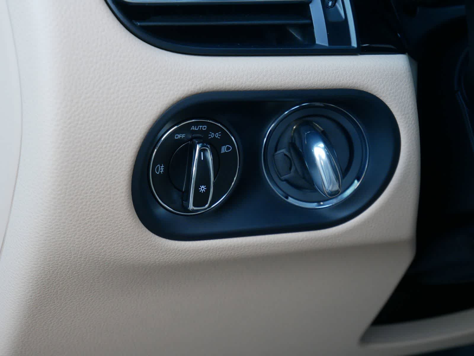 Thumbnail: 2025 Porsche Macan - 16