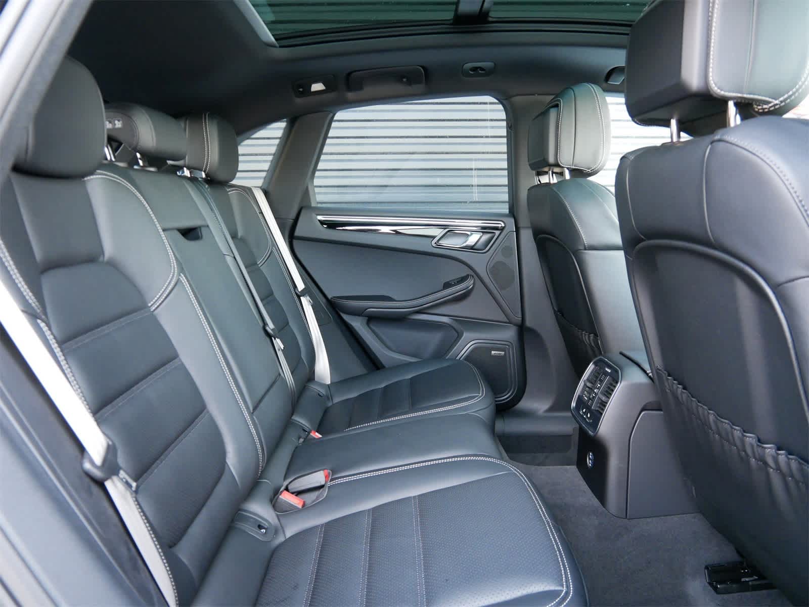 Thumbnail: 2025 Porsche Macan - 26