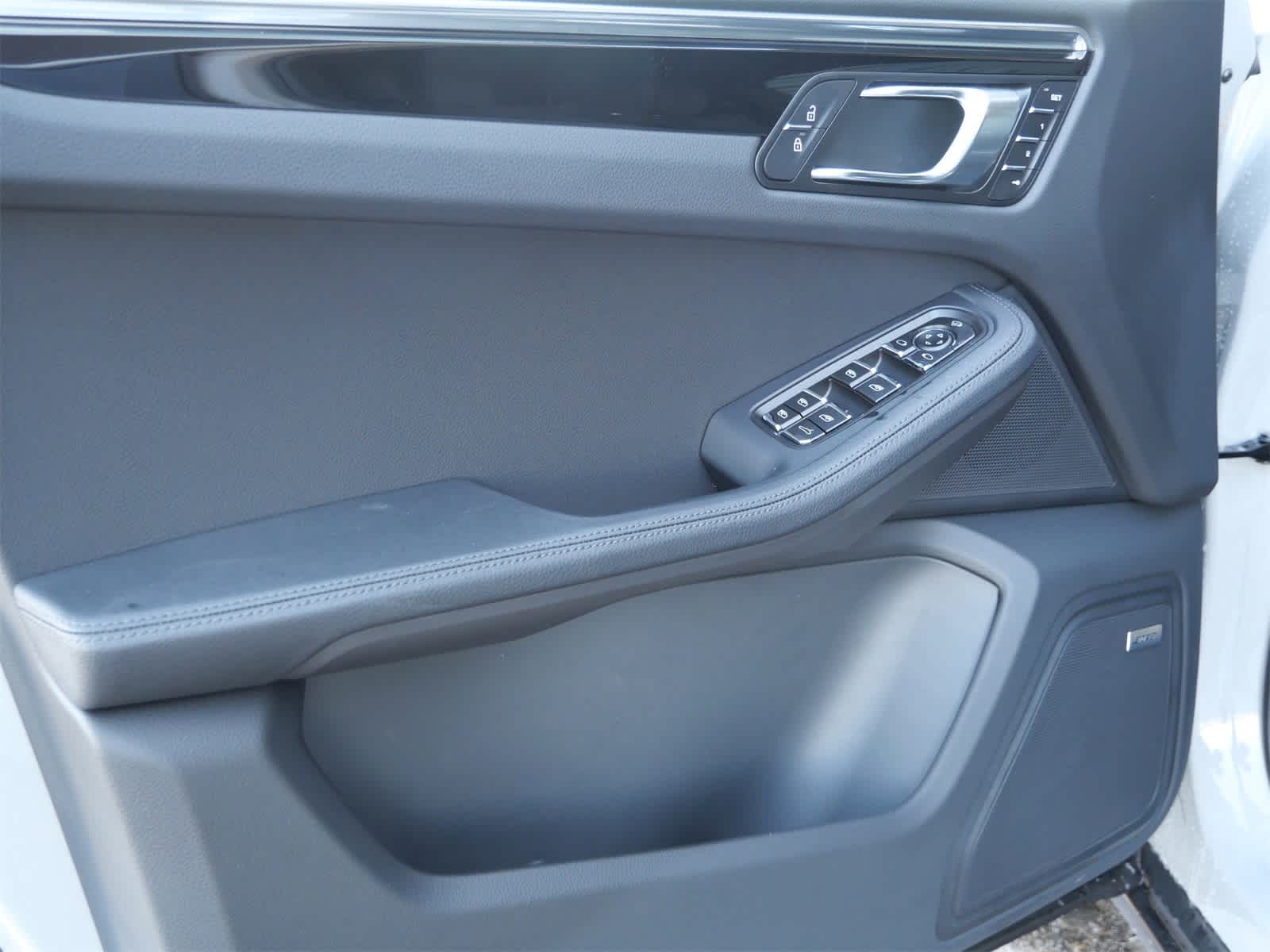 Thumbnail: 2026 Porsche Macan - 9