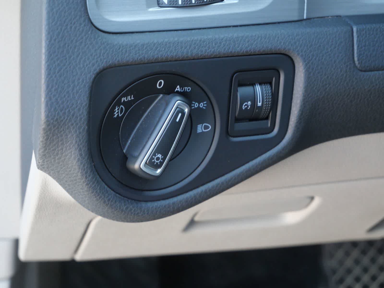 Thumbnail: 2017 Volkswagen e-Golf - 14