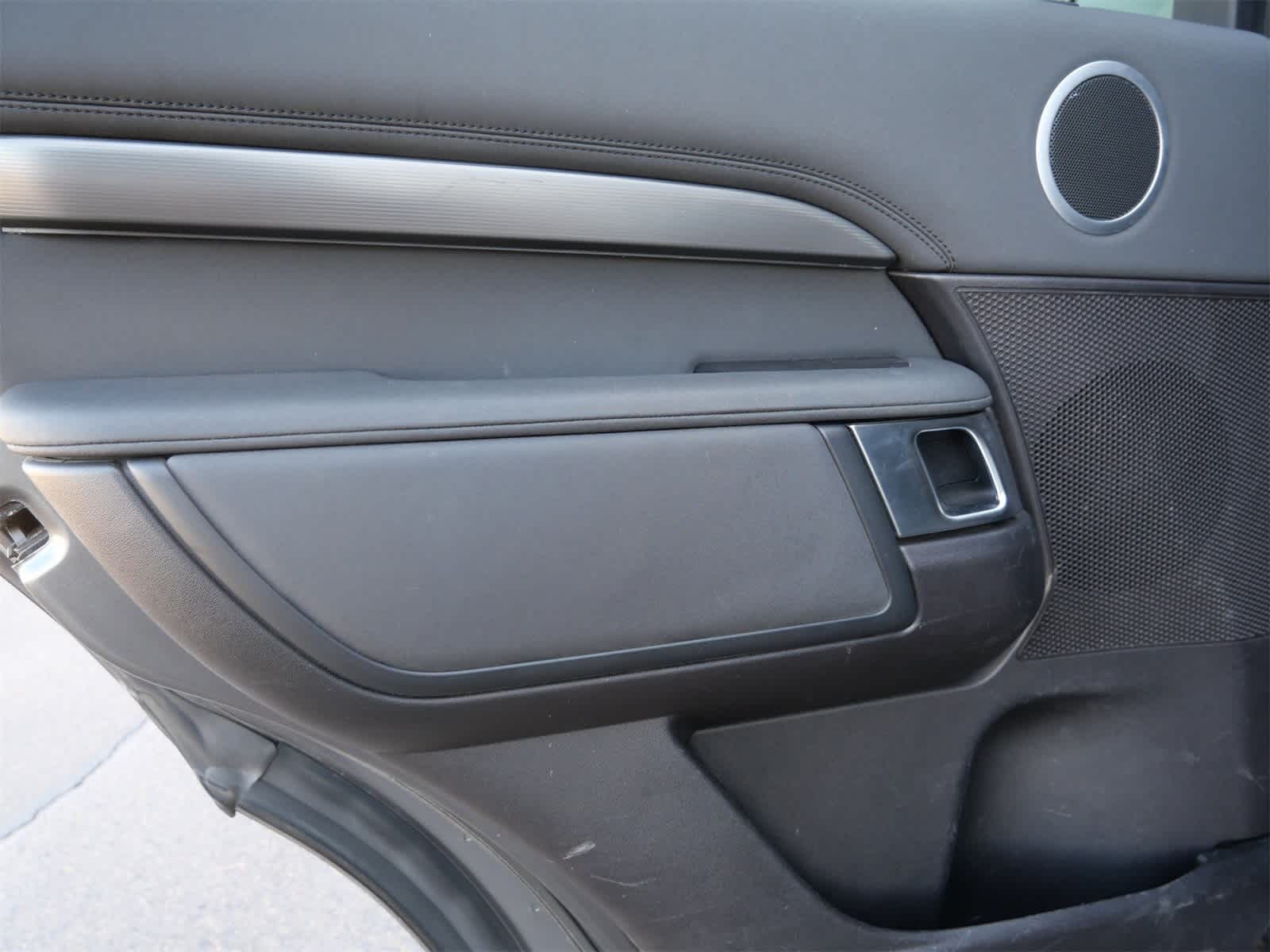 Thumbnail: 2018 Land Rover Discovery - 11