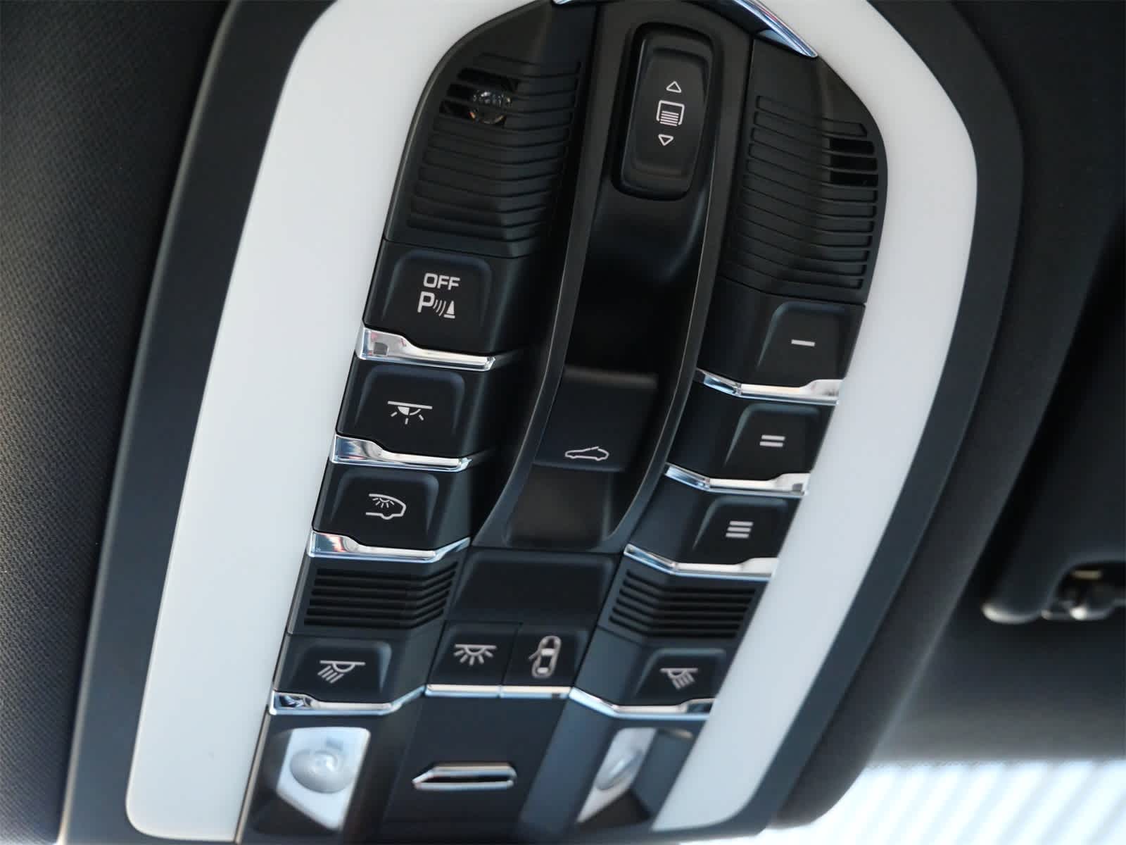 Thumbnail: 2025 Porsche Macan - 20