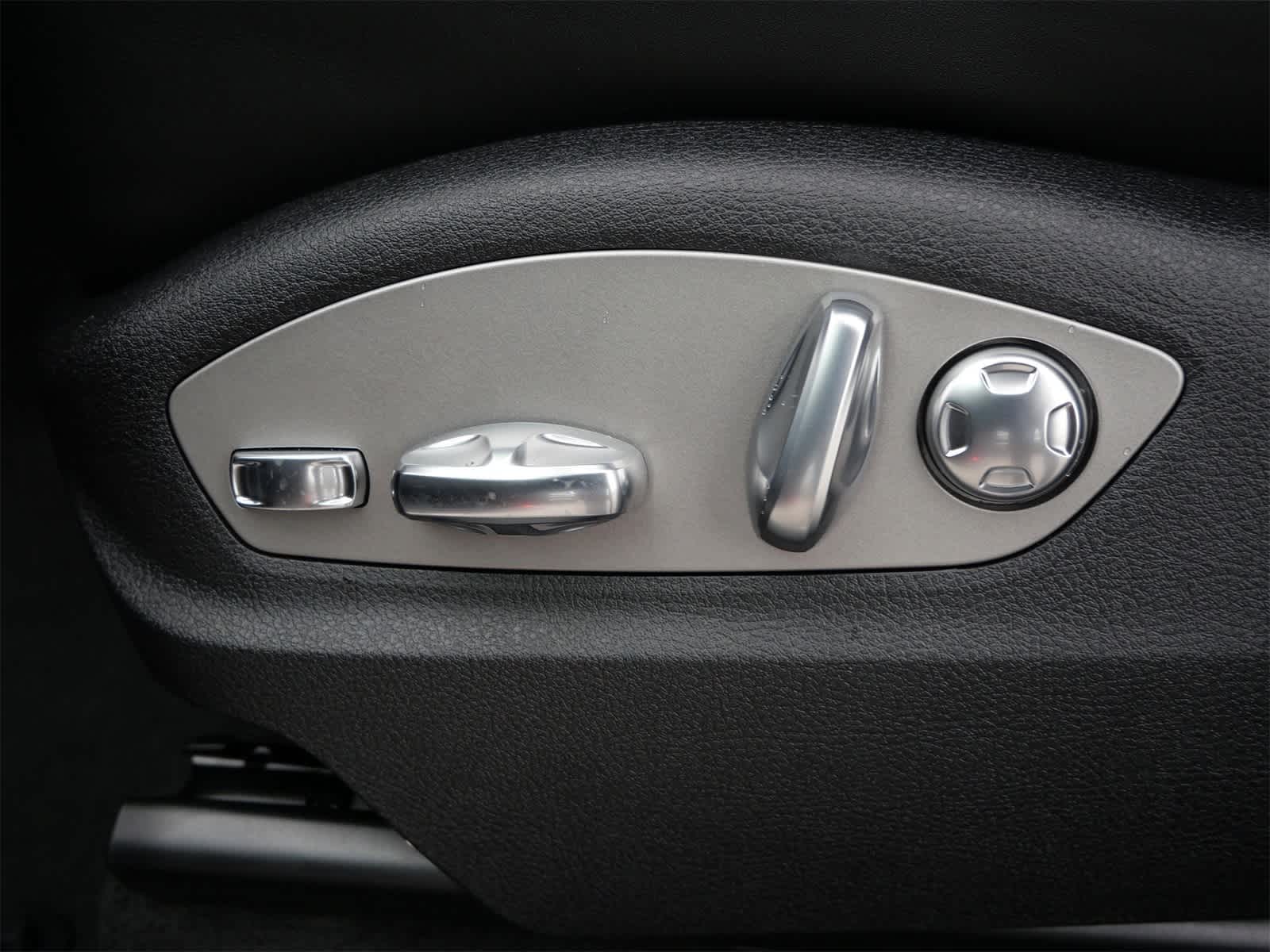 Thumbnail: 2026 Porsche Macan - 12