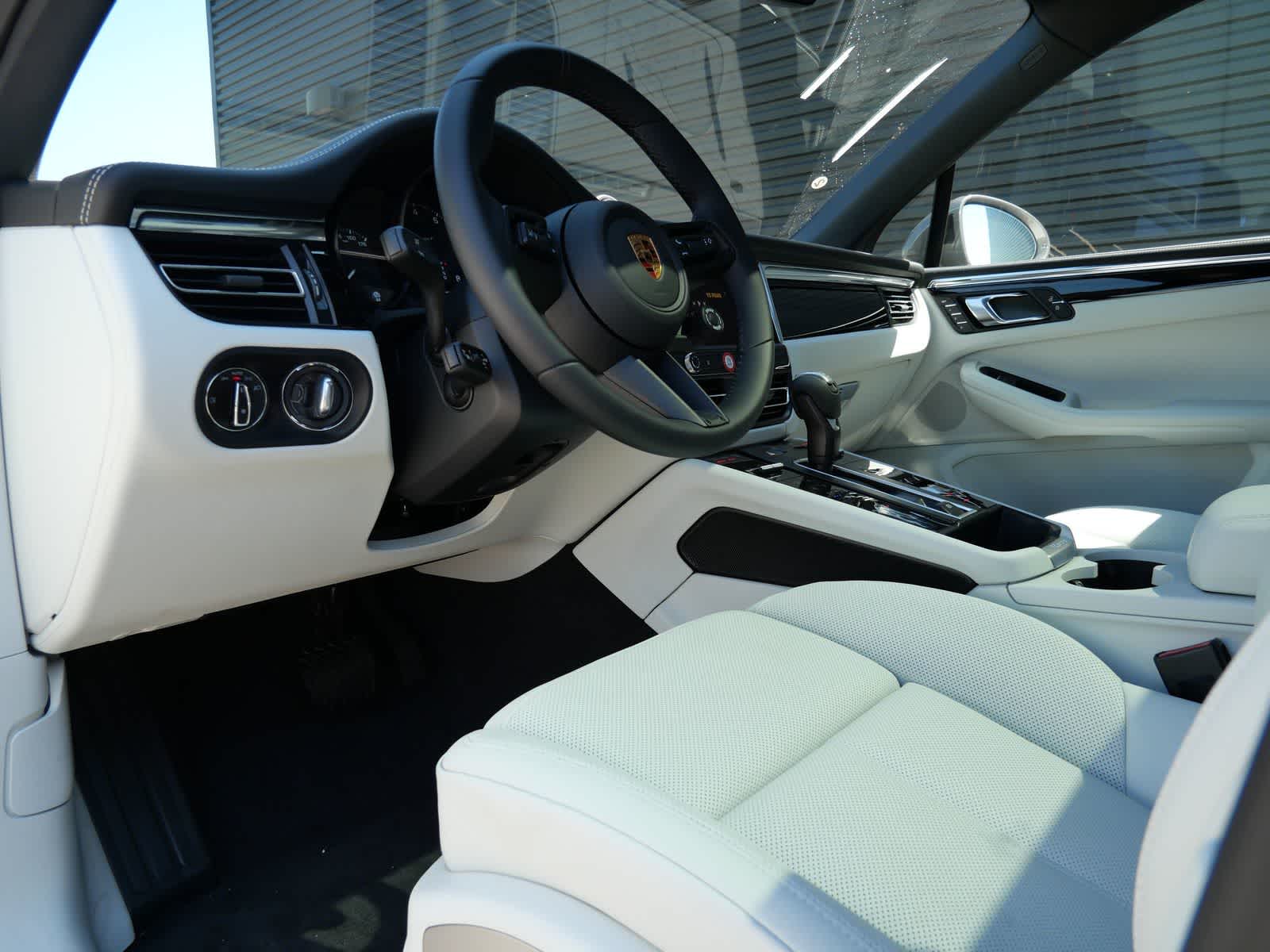 Thumbnail: 2026 Porsche Macan - 4