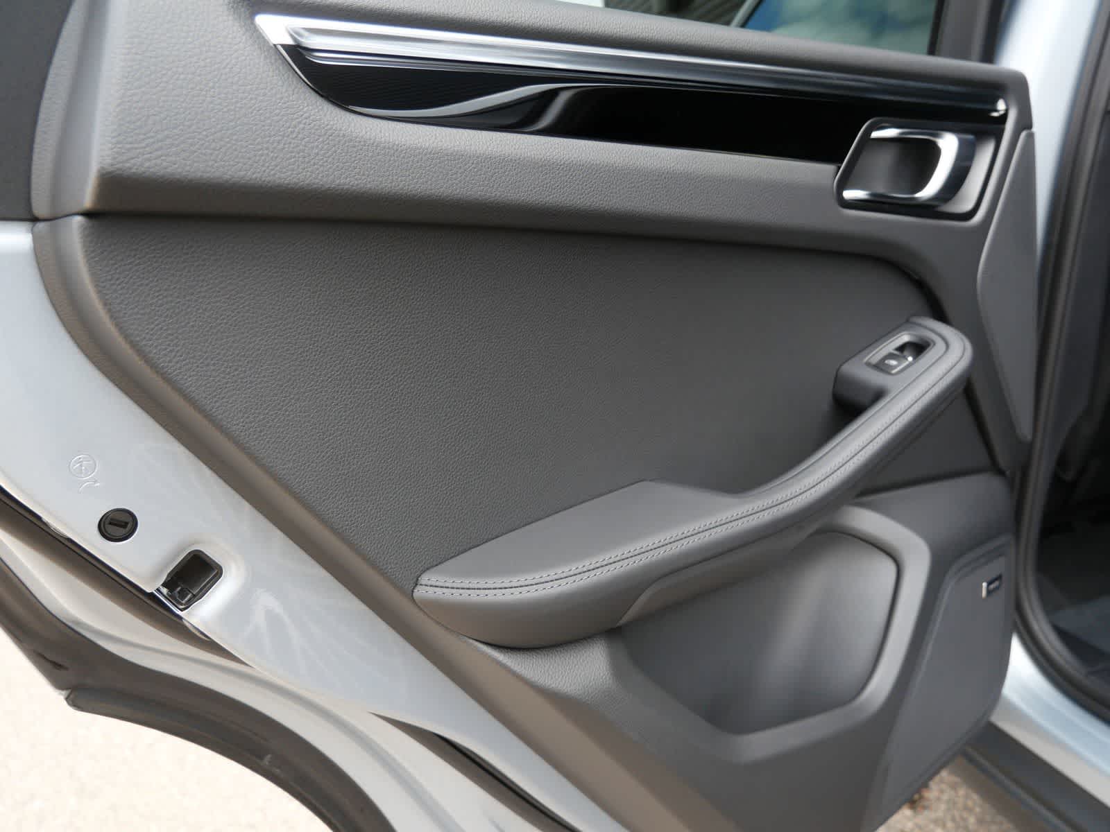 Thumbnail: 2026 Porsche Macan - 12