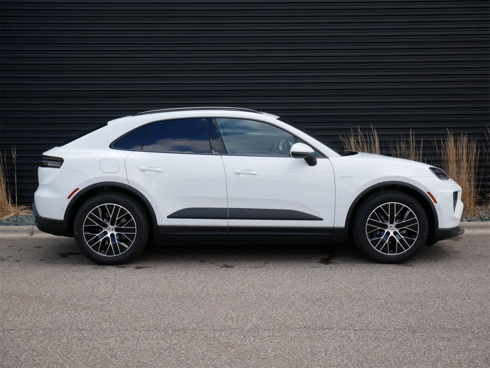 Thumbnail: 2025 Porsche Macan - 25