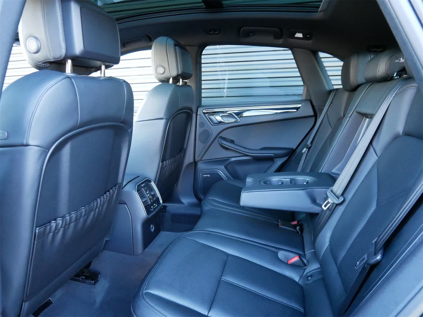 Thumbnail: 2026 Porsche Macan - 11