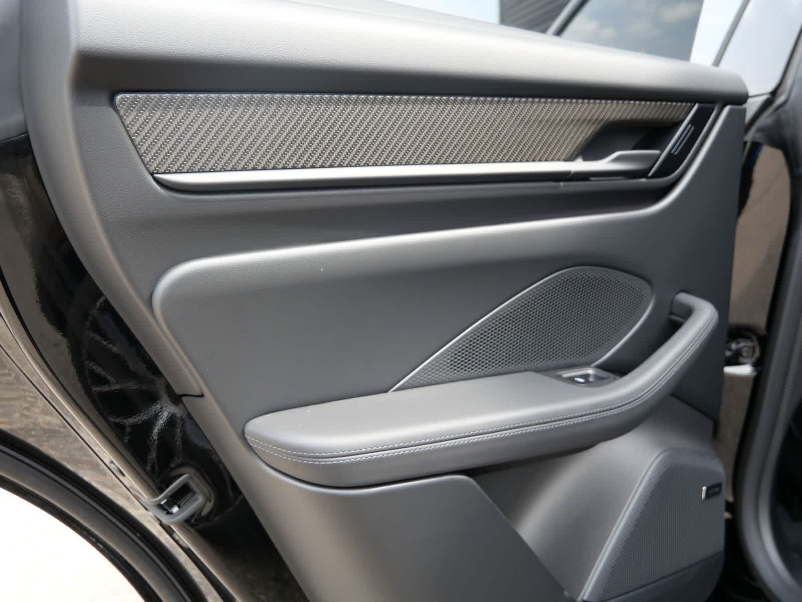 Thumbnail: 2025 Porsche Macan - 12