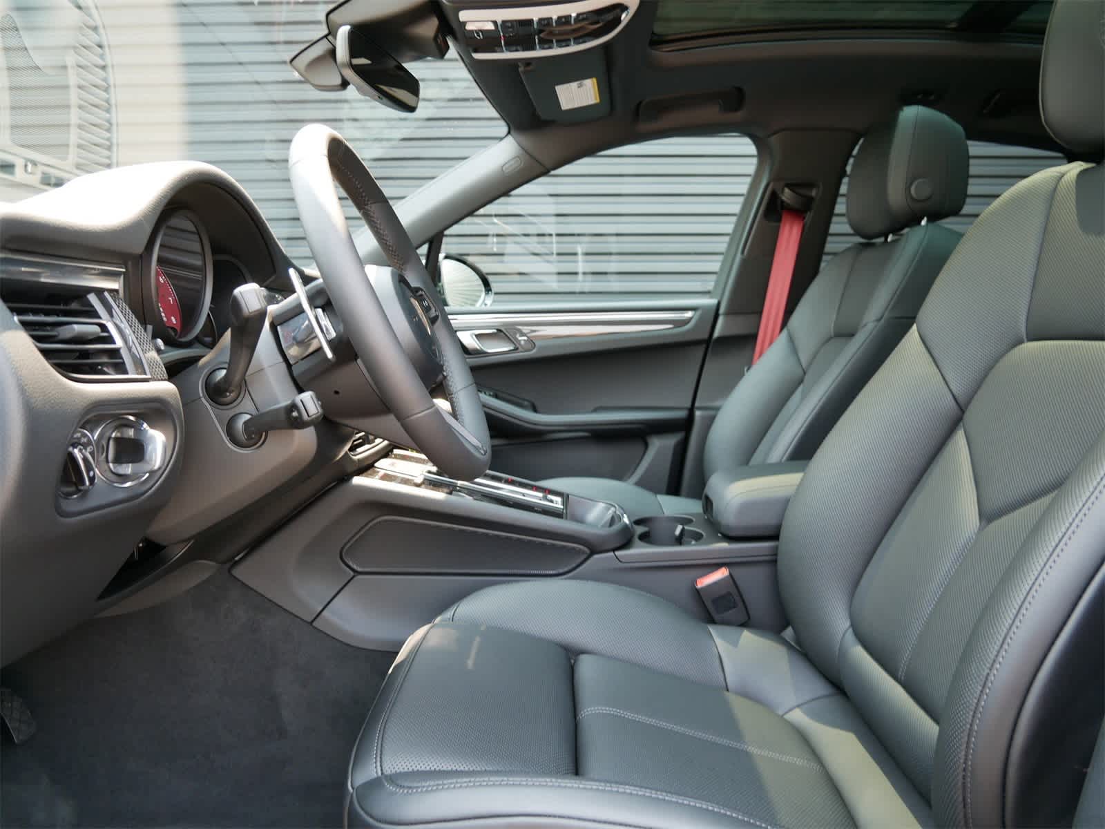 Thumbnail: 2025 Porsche Macan - 5