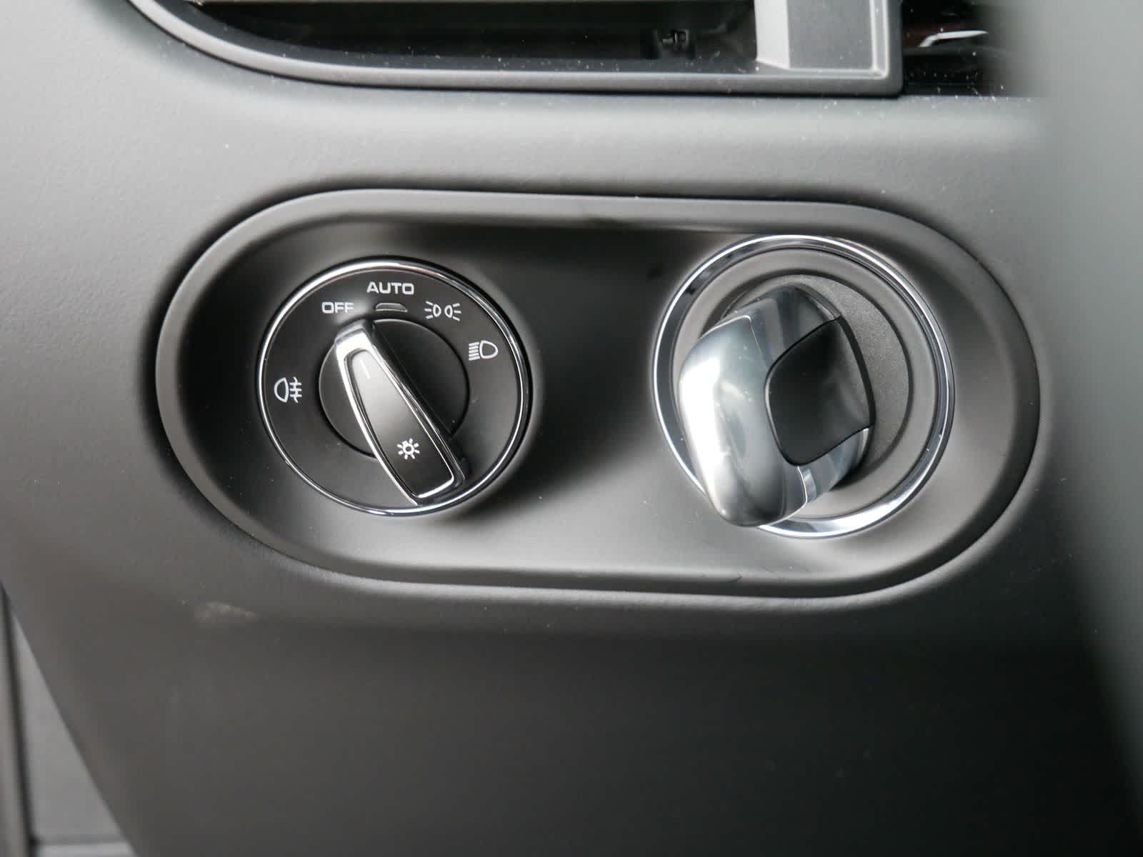 Thumbnail: 2025 Porsche Macan - 15