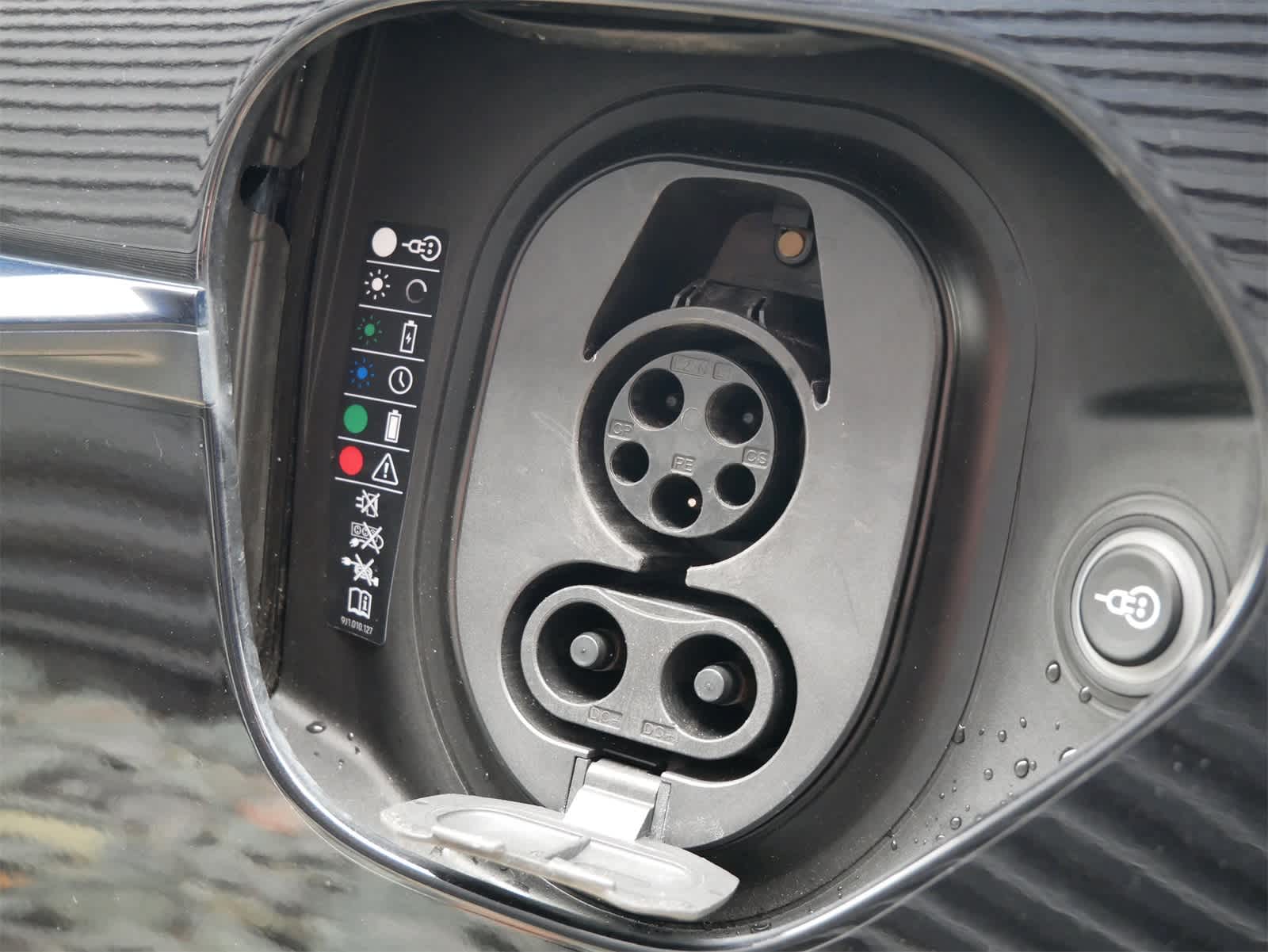 Thumbnail: 2023 Porsche Taycan - 22