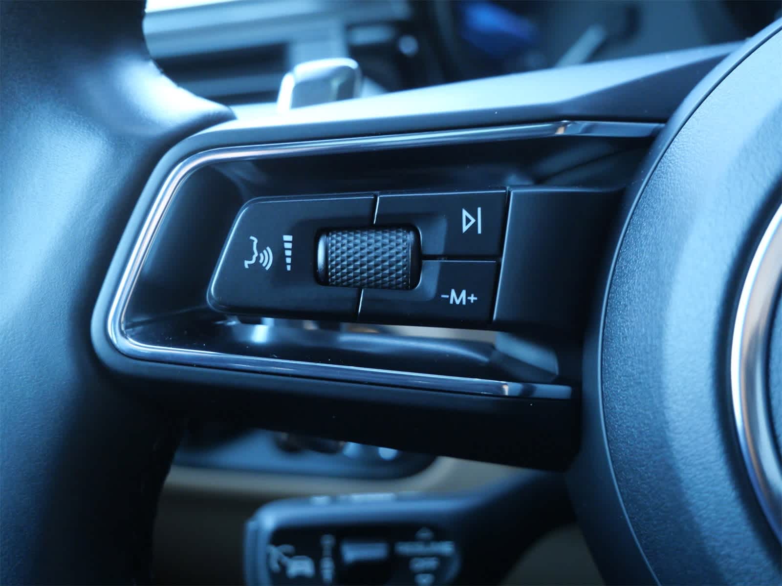 Thumbnail: 2025 Porsche Macan - 25