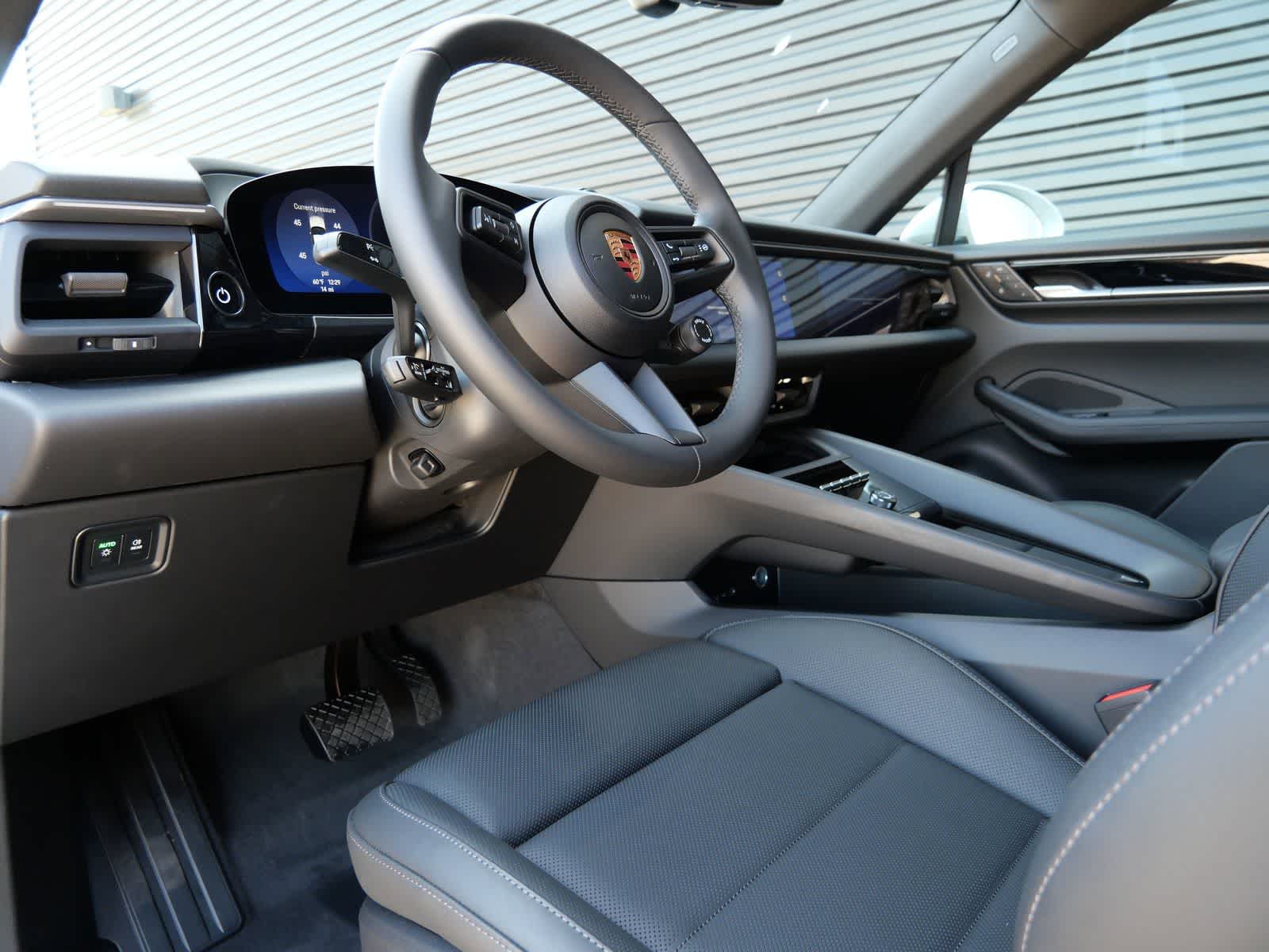 Thumbnail: 2026 Porsche Macan - 4