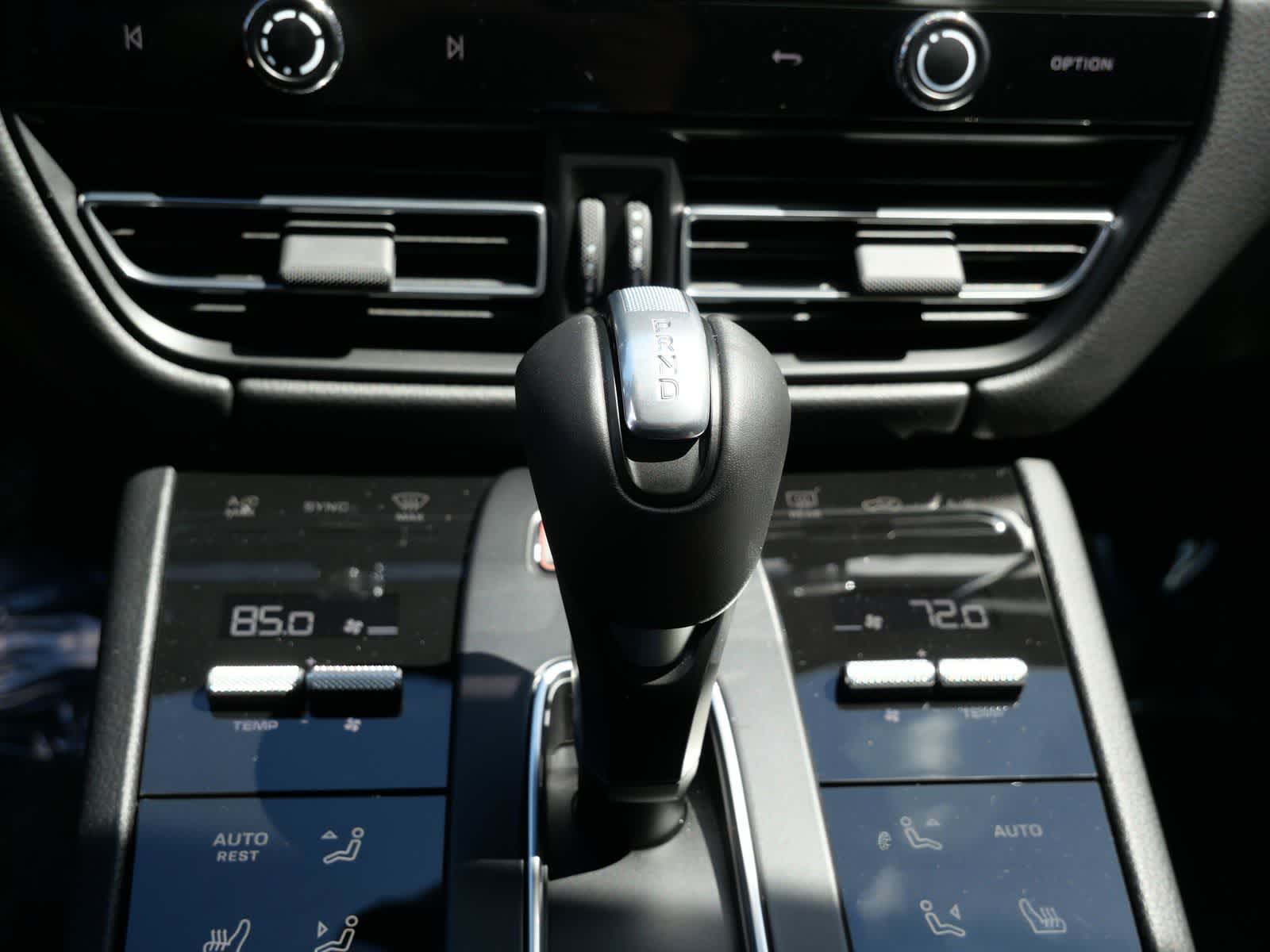 Thumbnail: 2026 Porsche Macan - 18