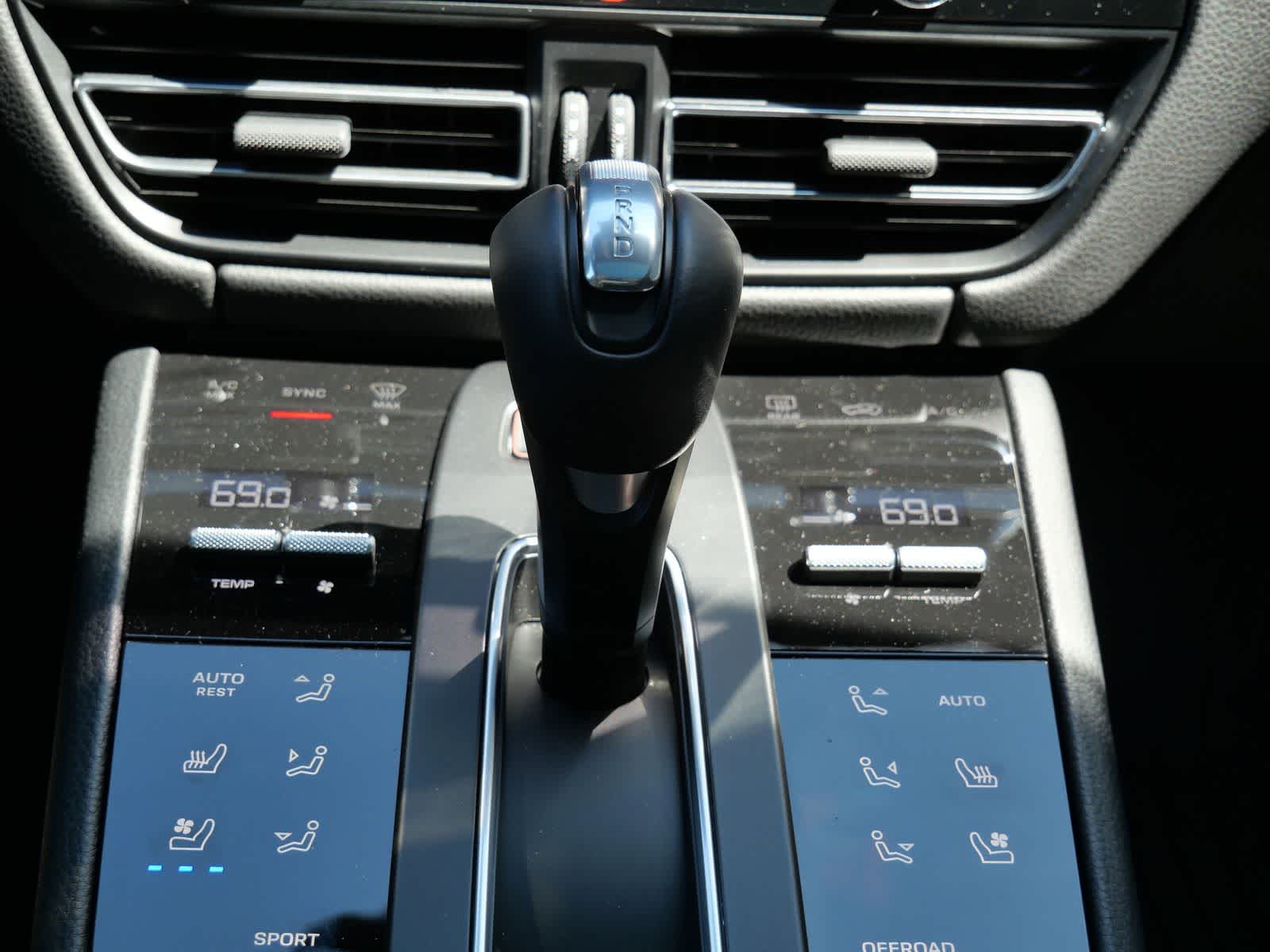 Thumbnail: 2025 Porsche Macan - 19
