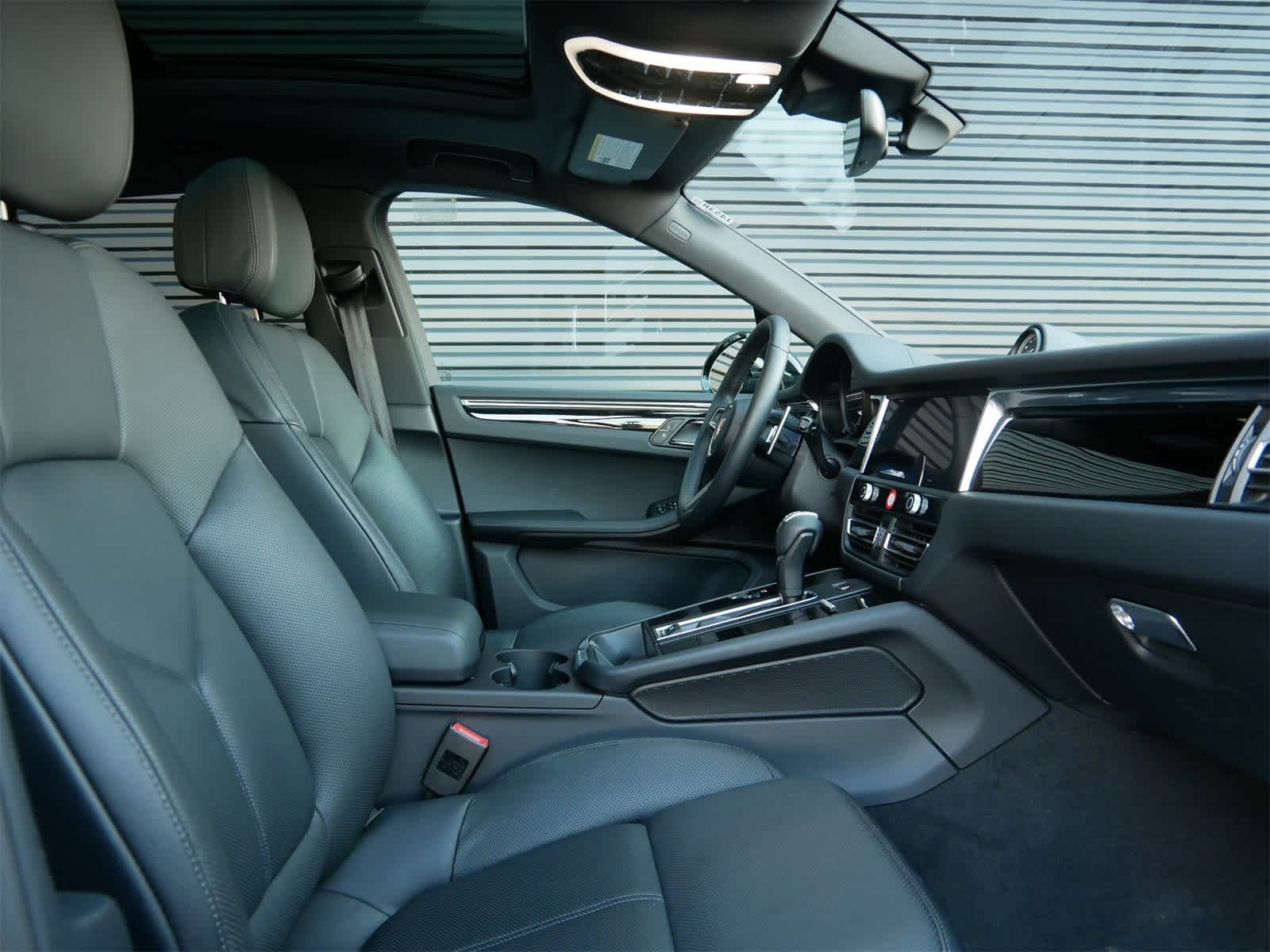 Thumbnail: 2025 Porsche Macan - 27