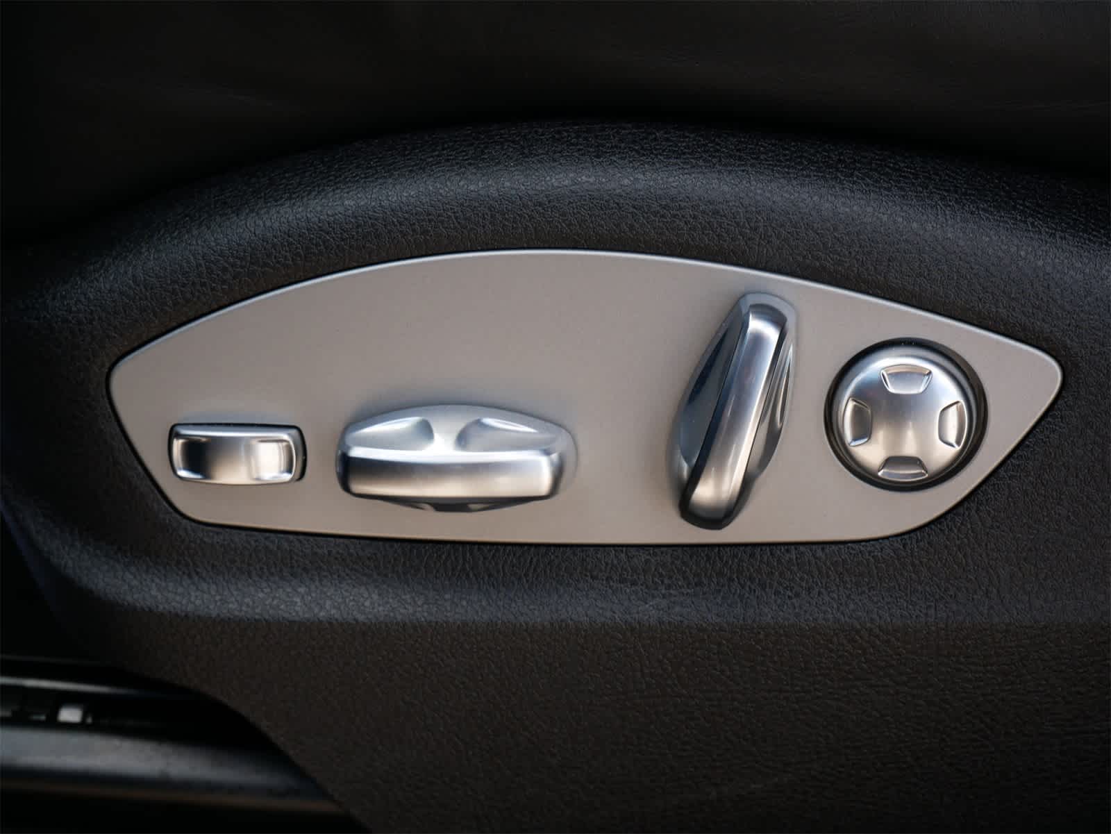 2024 Porsche Macan Base 12
