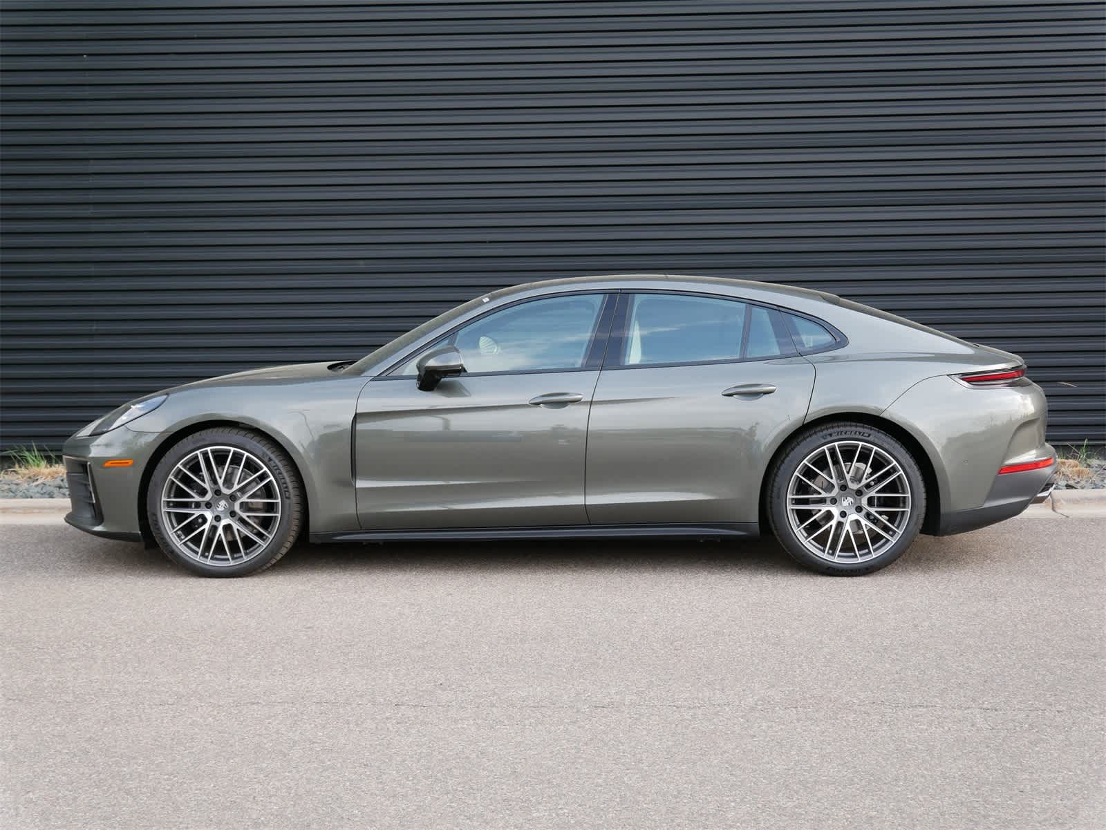 Thumbnail: 2025 Porsche Panamera - 2