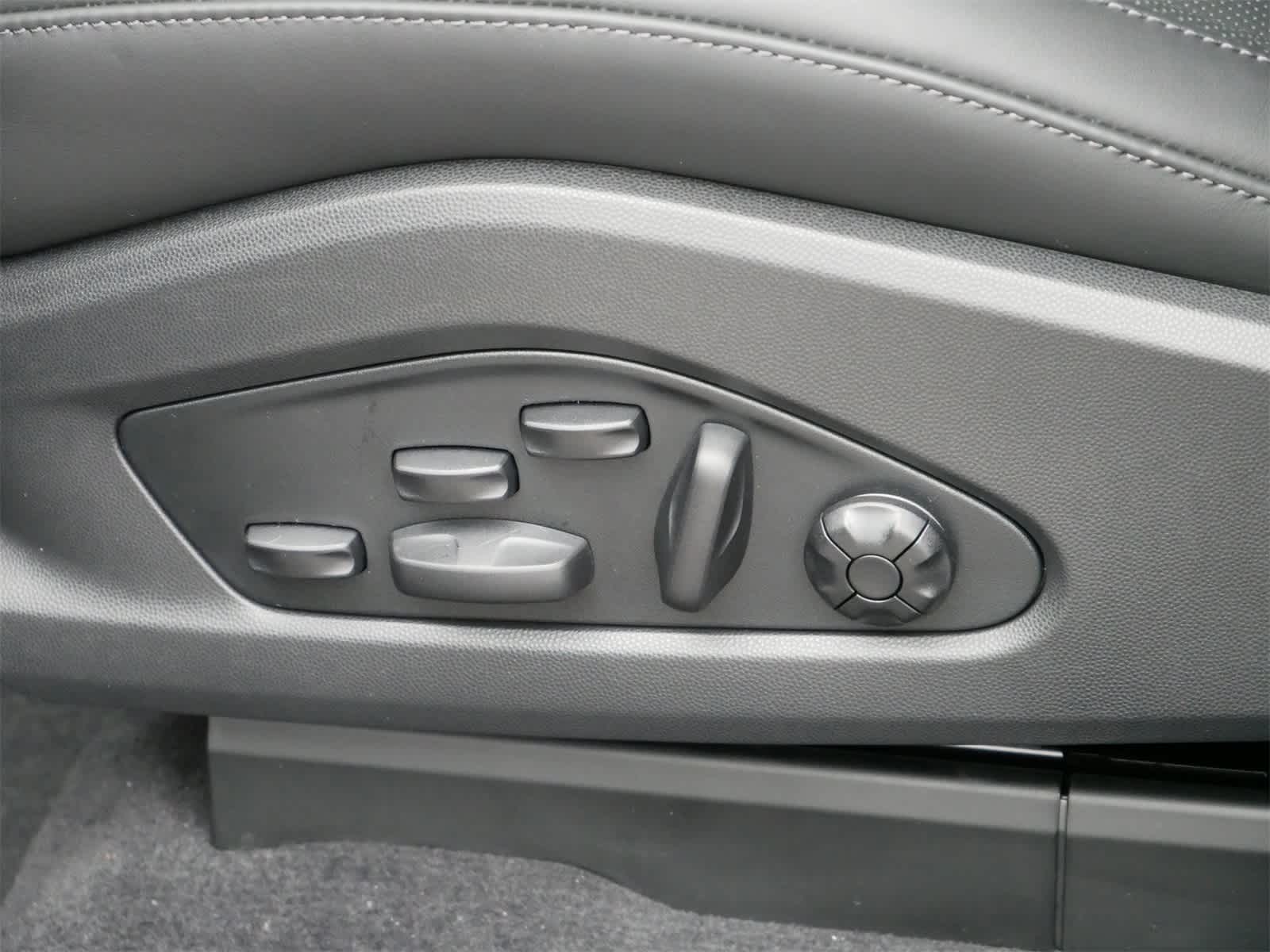 Thumbnail: 2025 Porsche Macan - 10