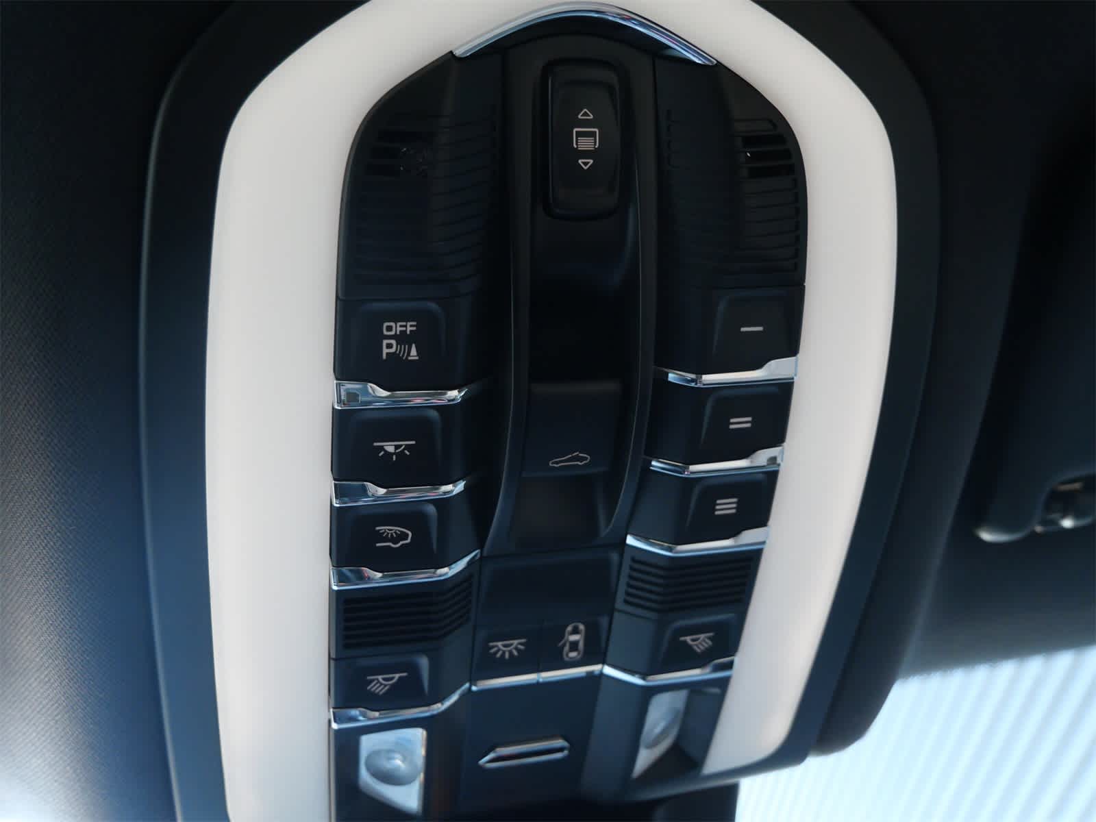 Thumbnail: 2025 Porsche Macan - 22