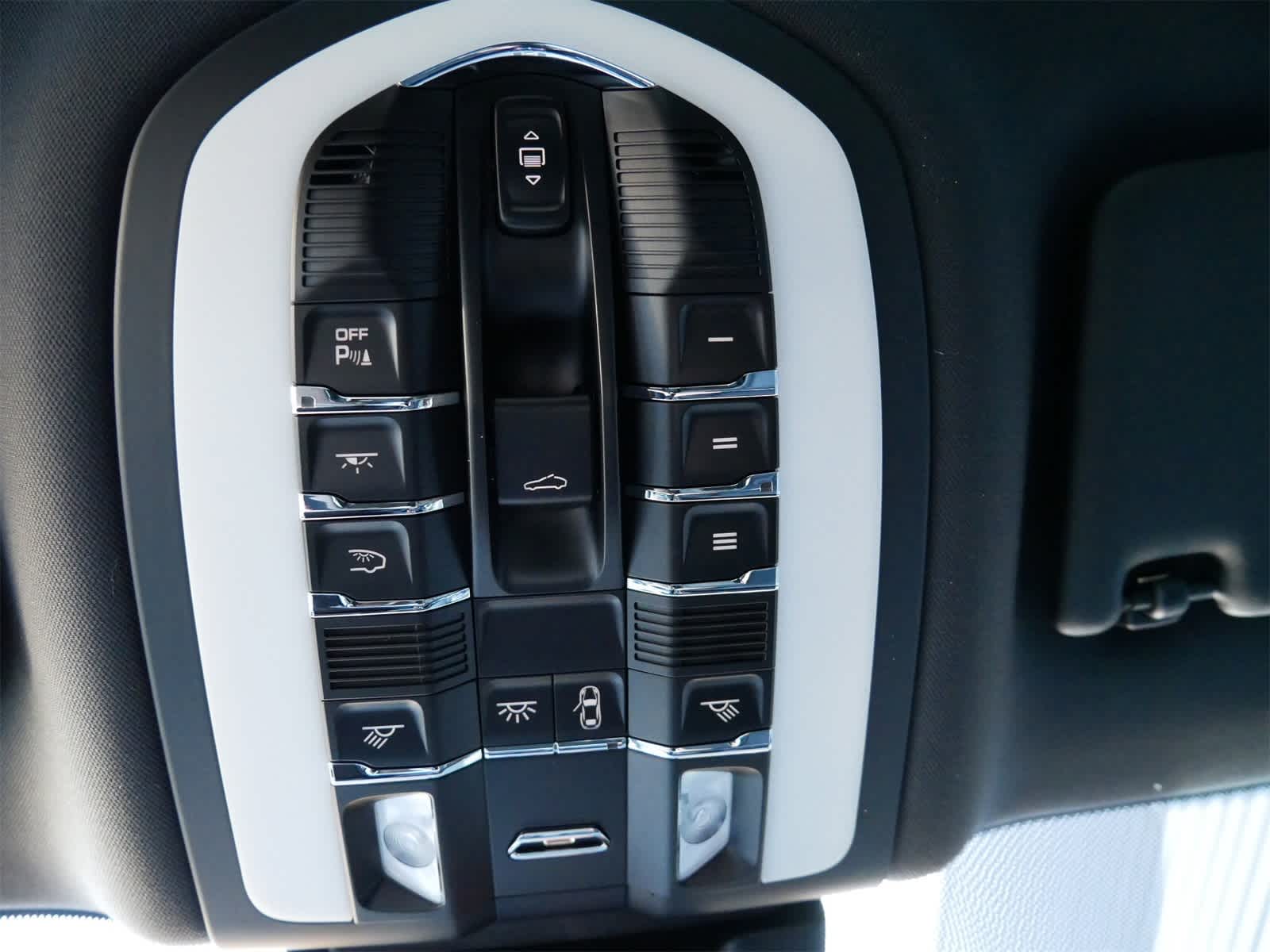 Thumbnail: 2026 Porsche Macan - 22