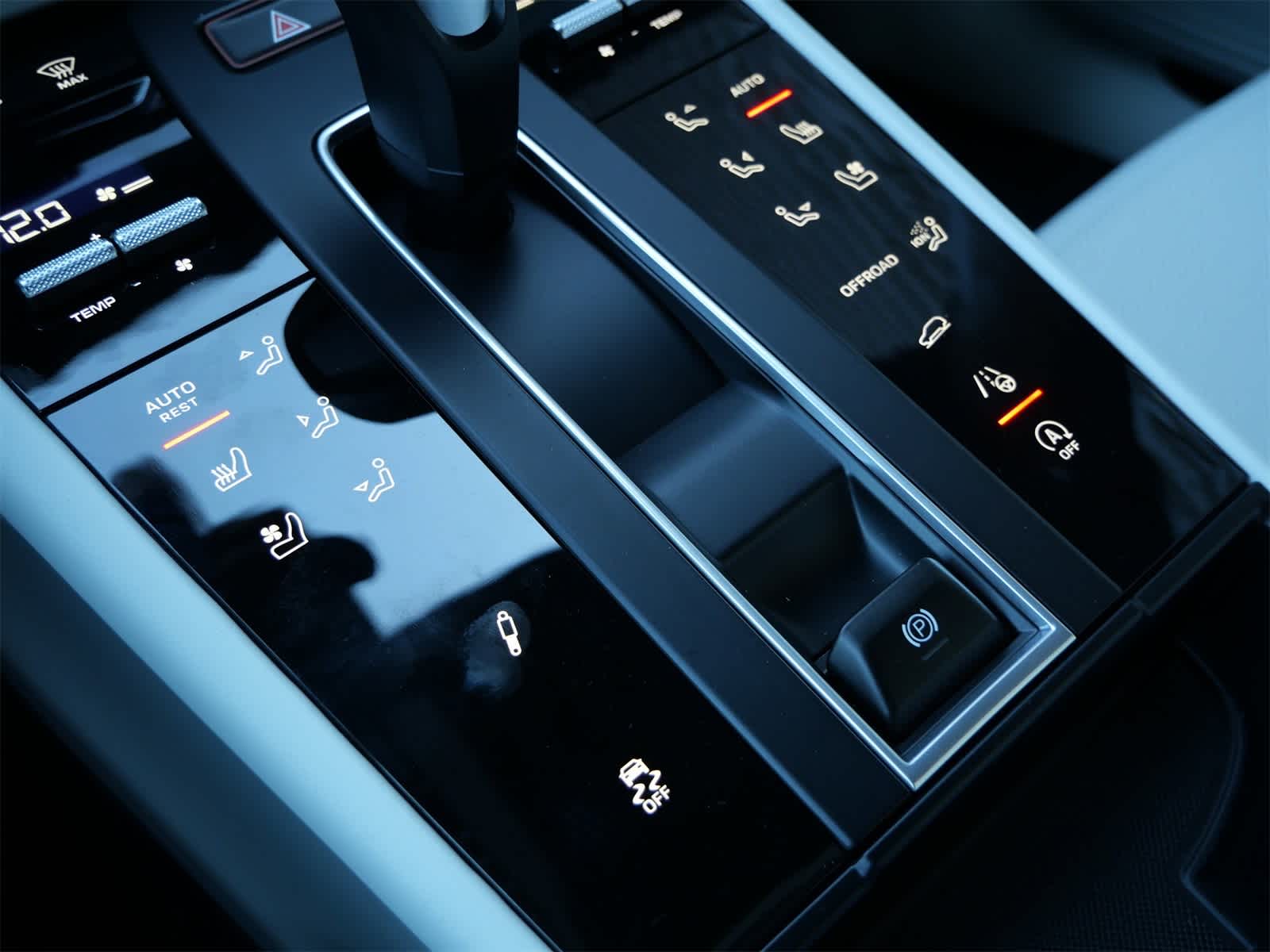 Thumbnail: 2026 Porsche Macan - 17