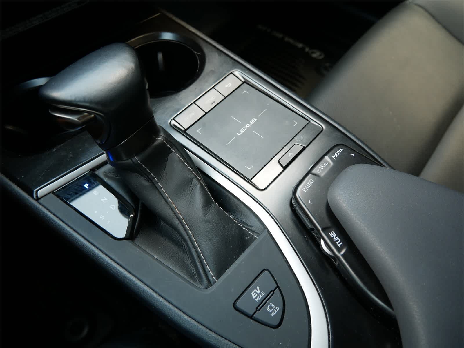 Thumbnail: 2021 Lexus UX - 16