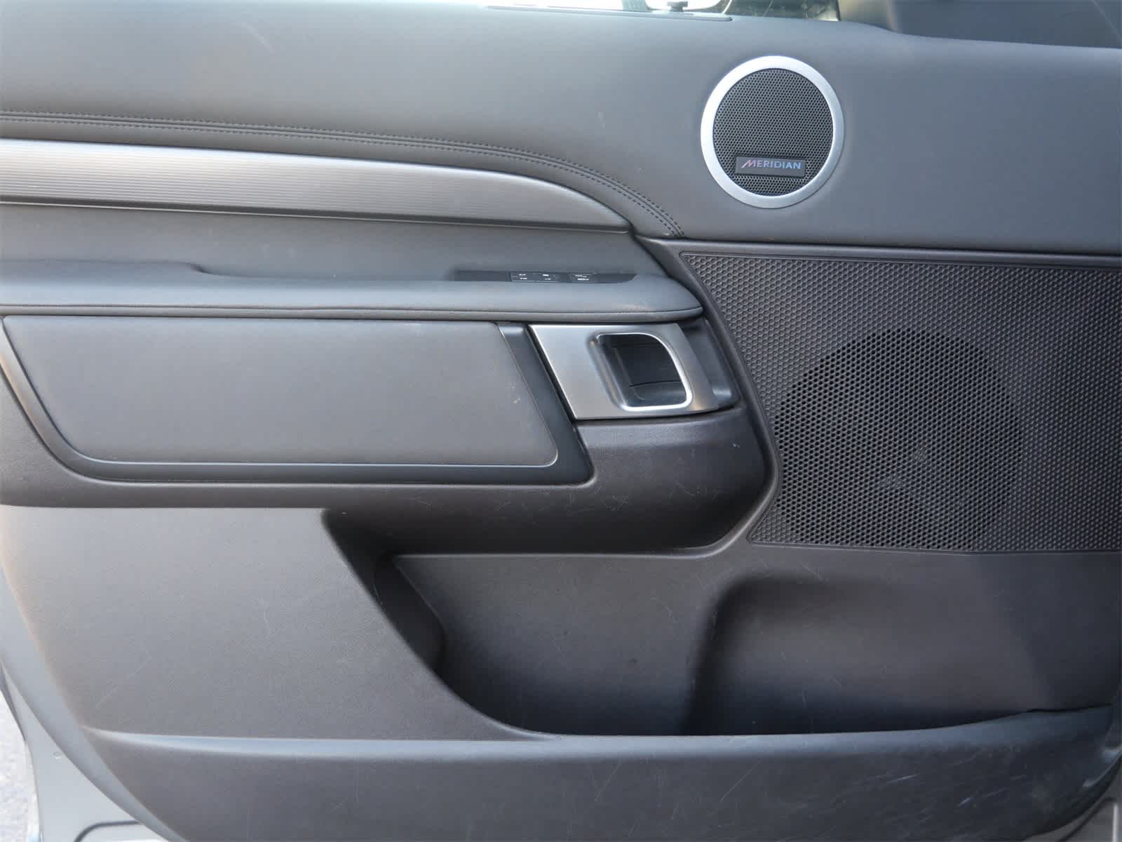 Thumbnail: 2018 Land Rover Discovery - 9