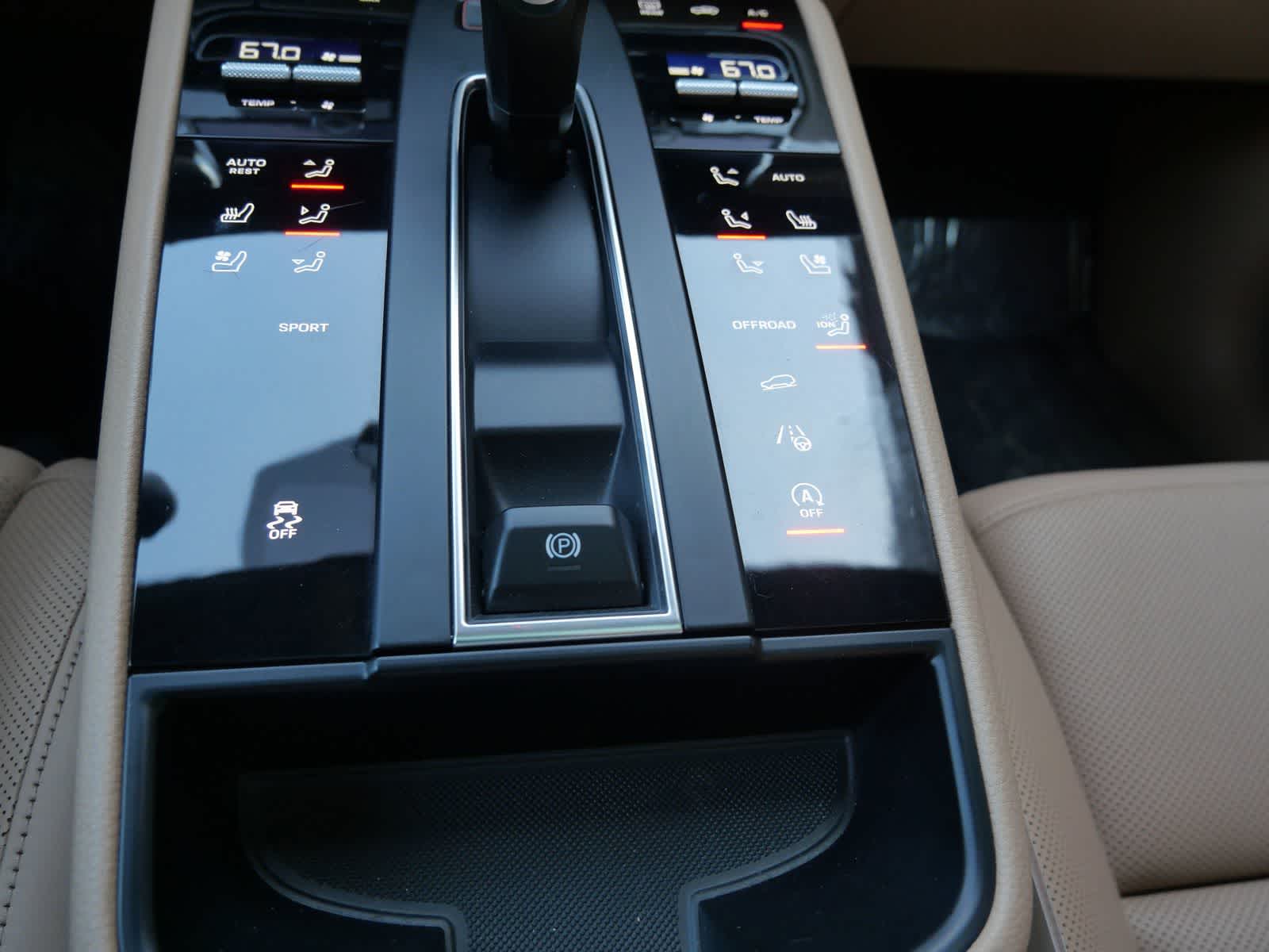 Thumbnail: 2024 Porsche Macan - 16