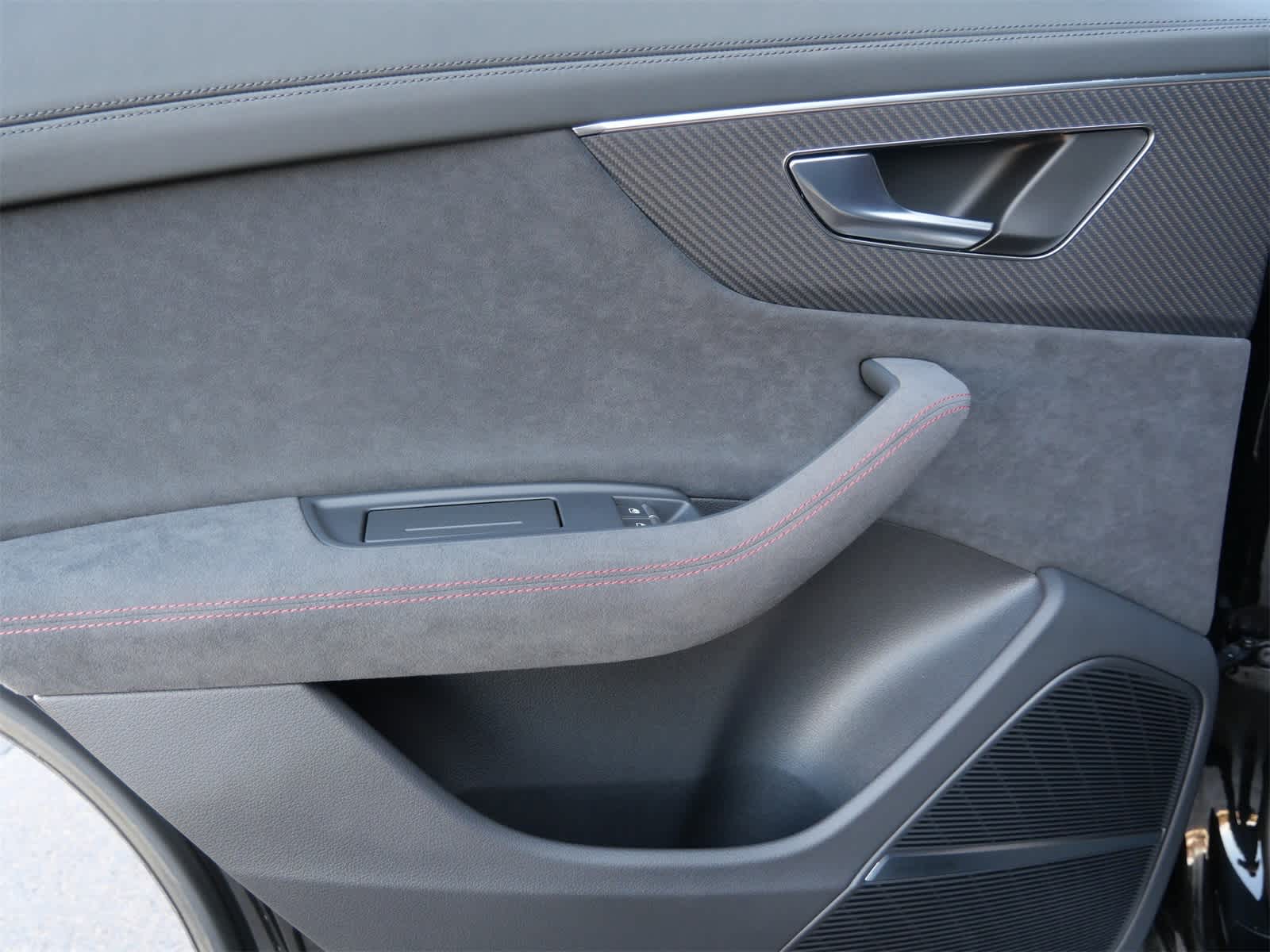 Thumbnail: 2025 Audi RS Q8 - 13