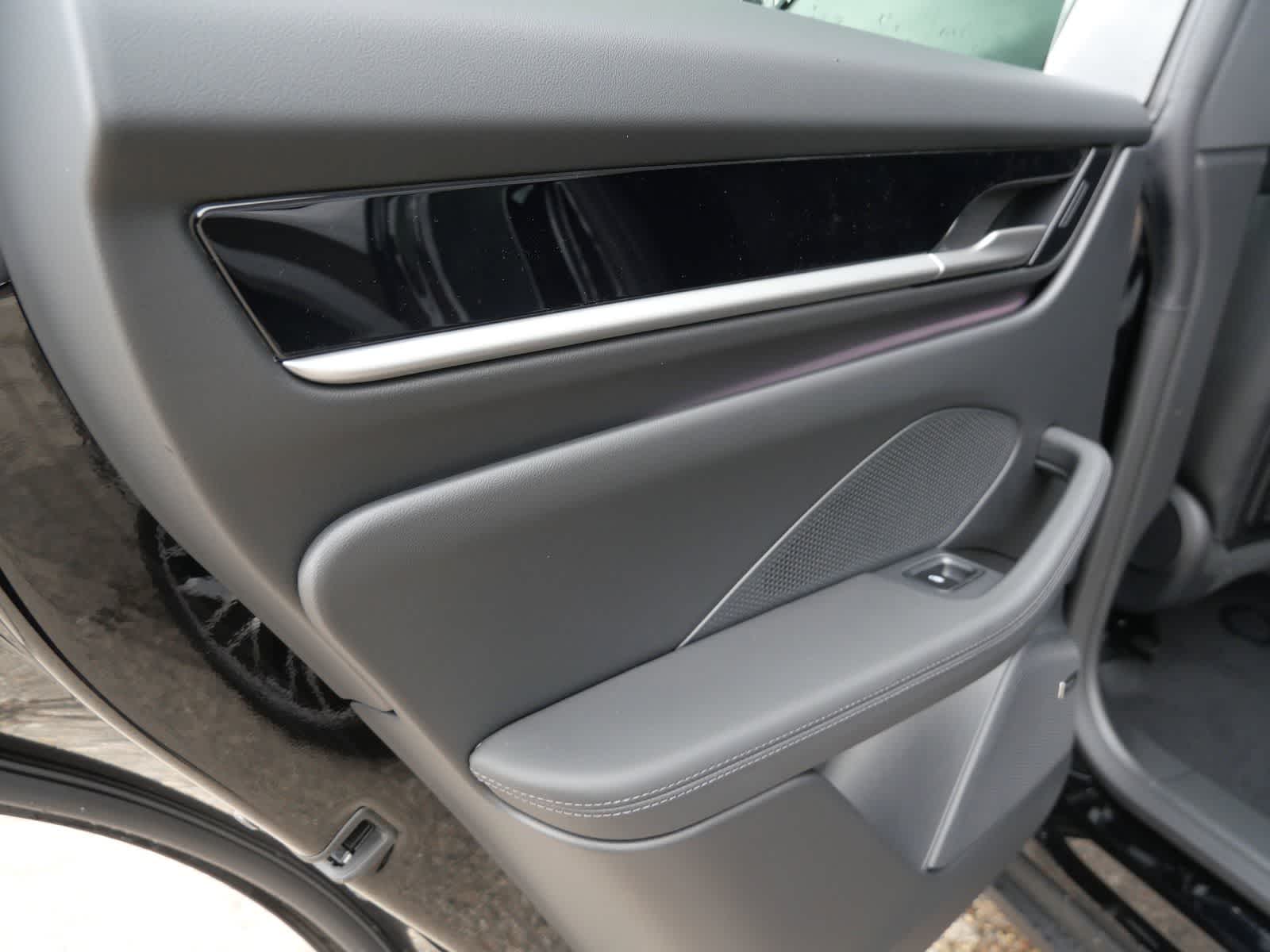 Thumbnail: 2026 Porsche Macan - 11