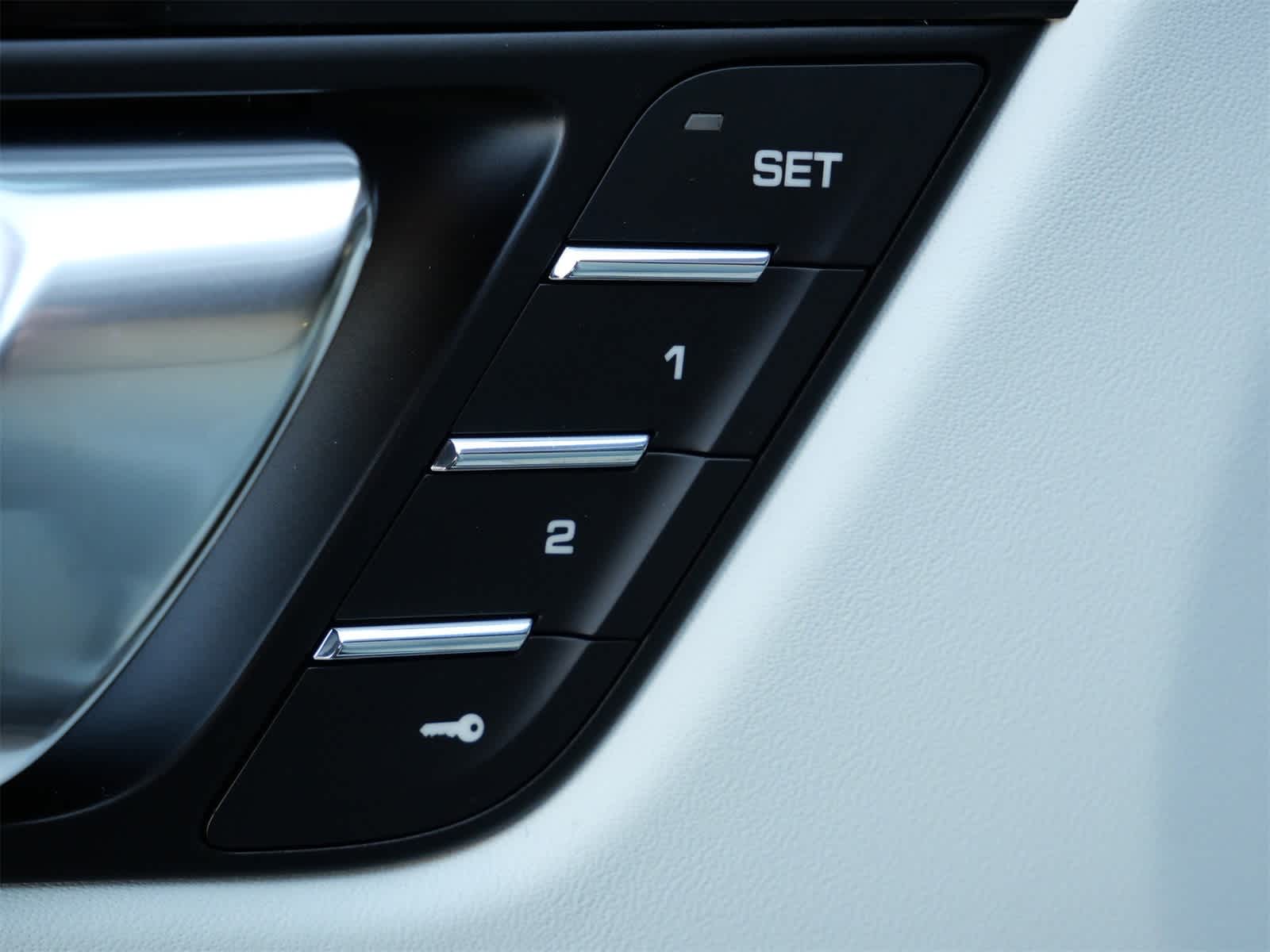 Thumbnail: 2026 Porsche Macan - 11