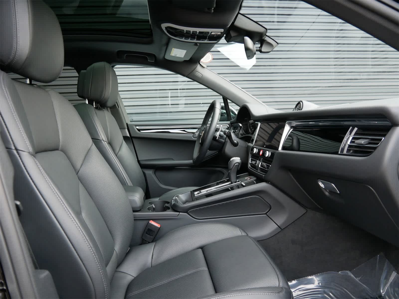 Thumbnail: 2025 Porsche Macan - 26