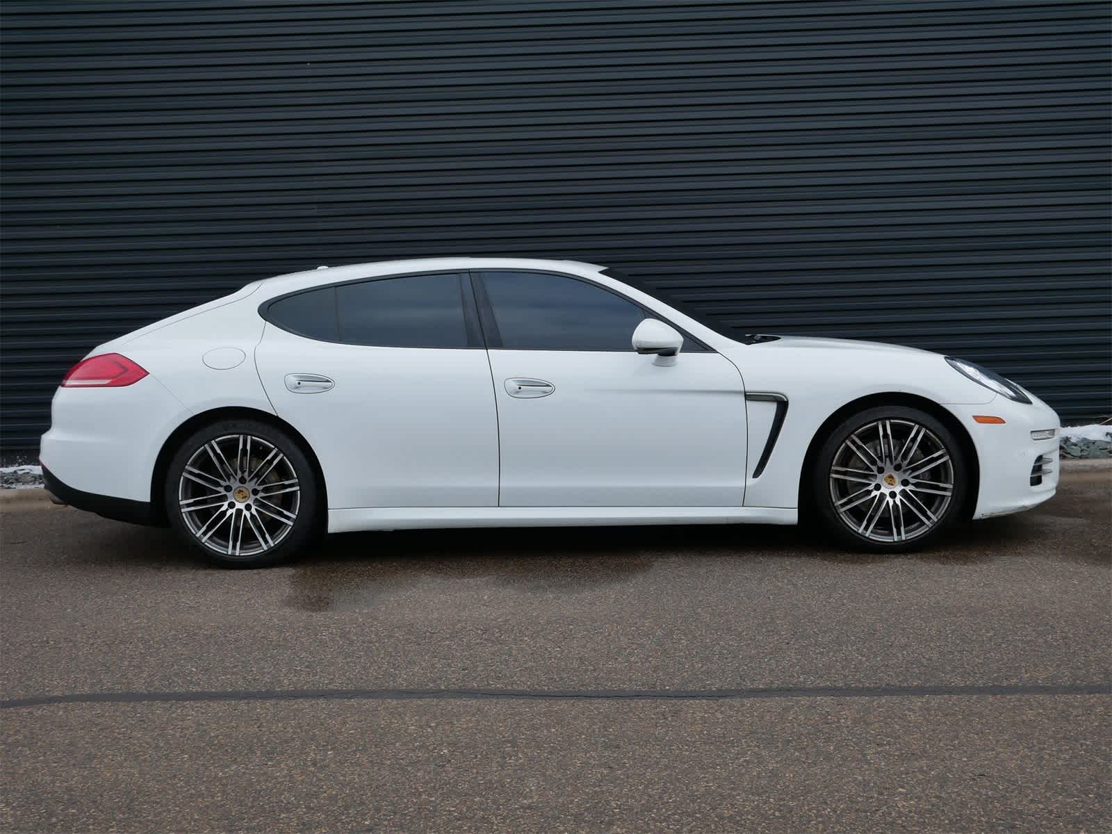 Thumbnail: 2016 Porsche Panamera - 31