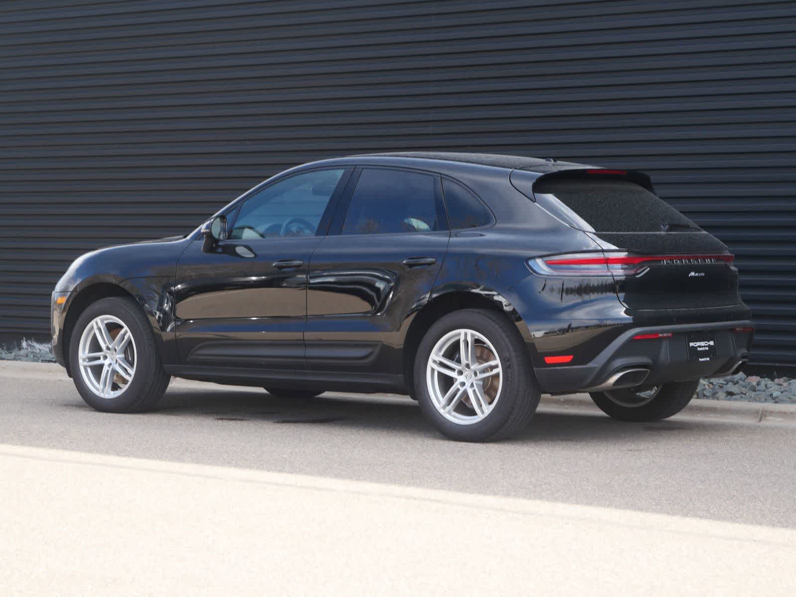 Thumbnail: 2025 Porsche Macan - 3