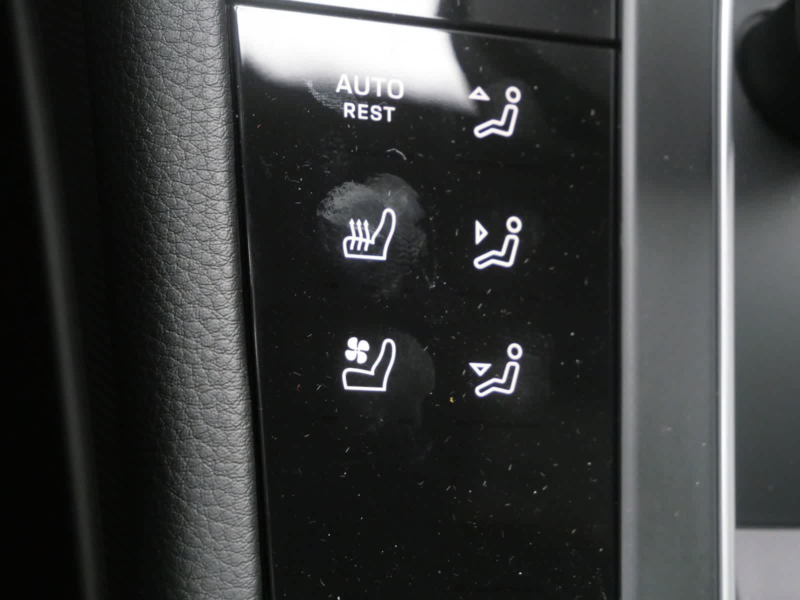 Thumbnail: 2026 Porsche Macan - 30