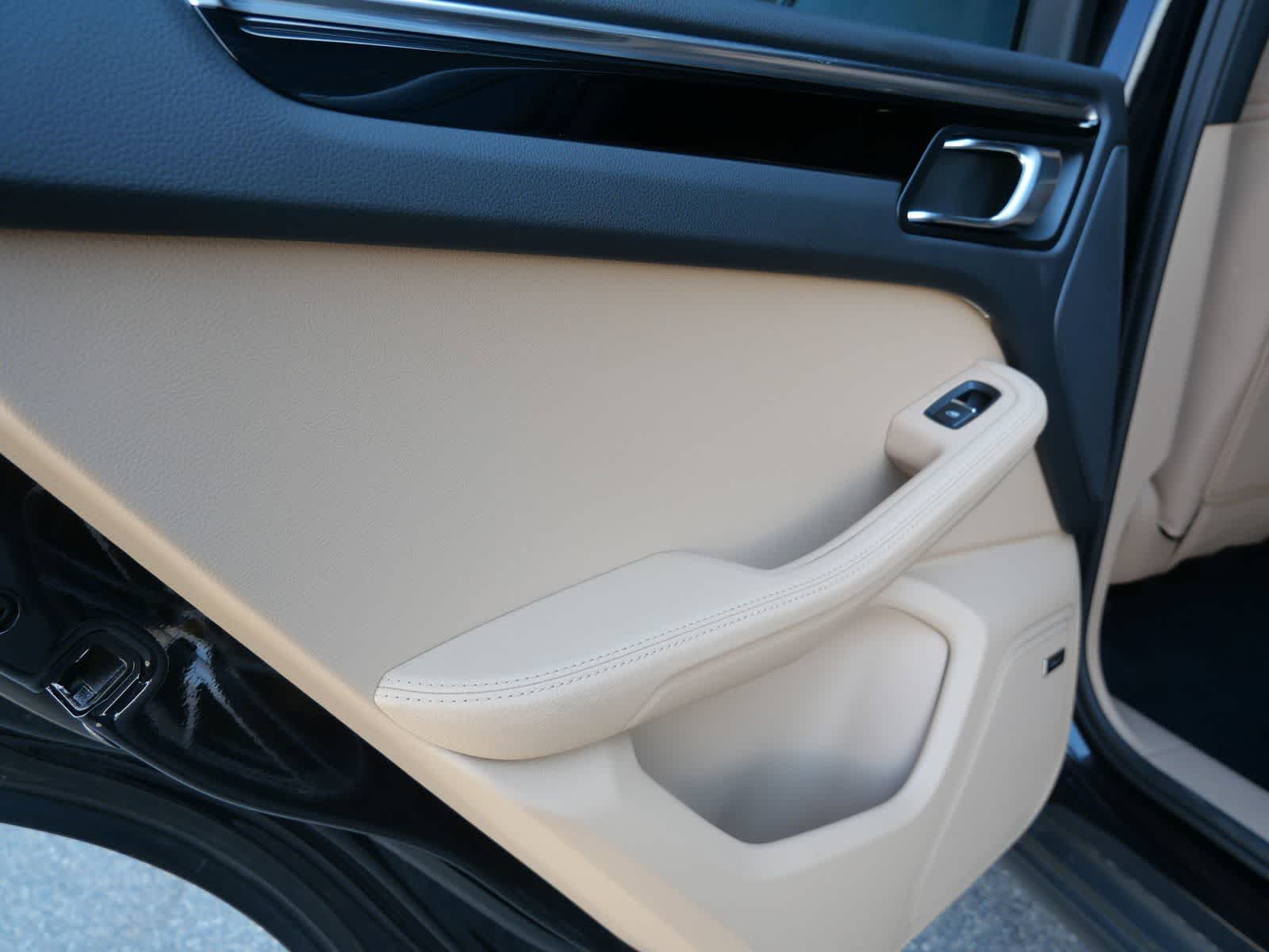 Thumbnail: 2025 Porsche Macan - 11