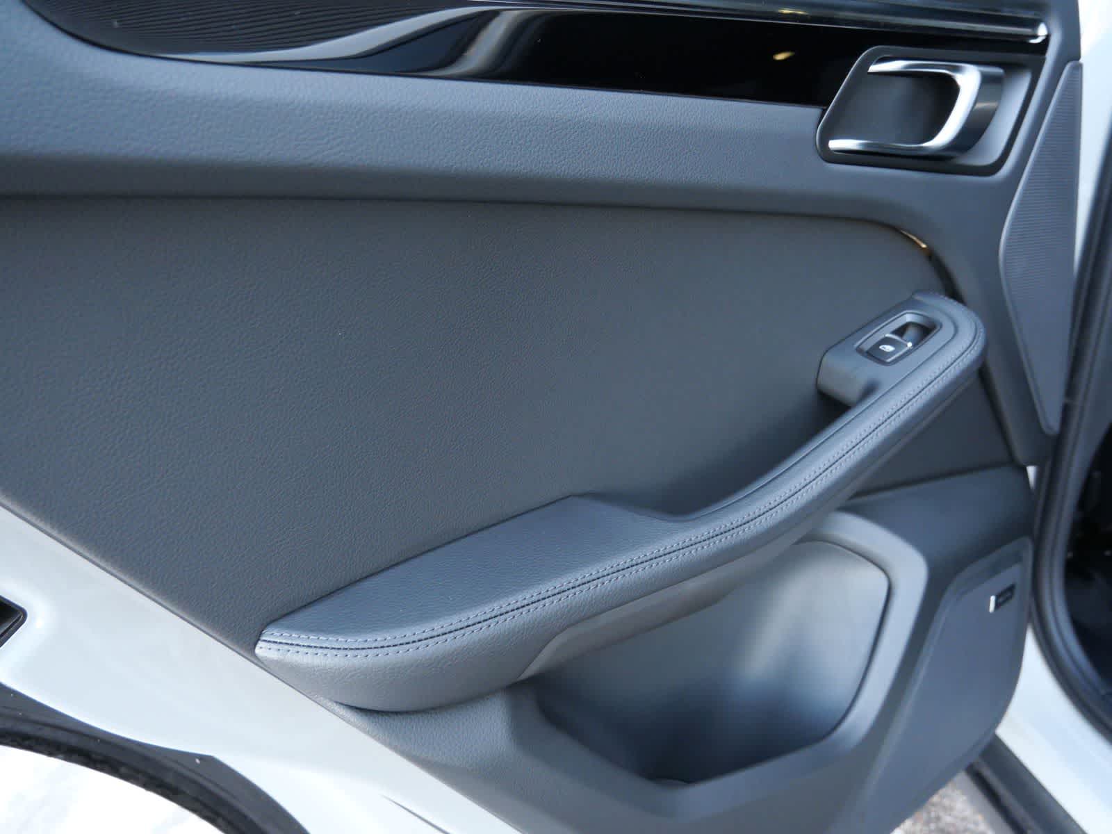 Thumbnail: 2026 Porsche Macan - 12