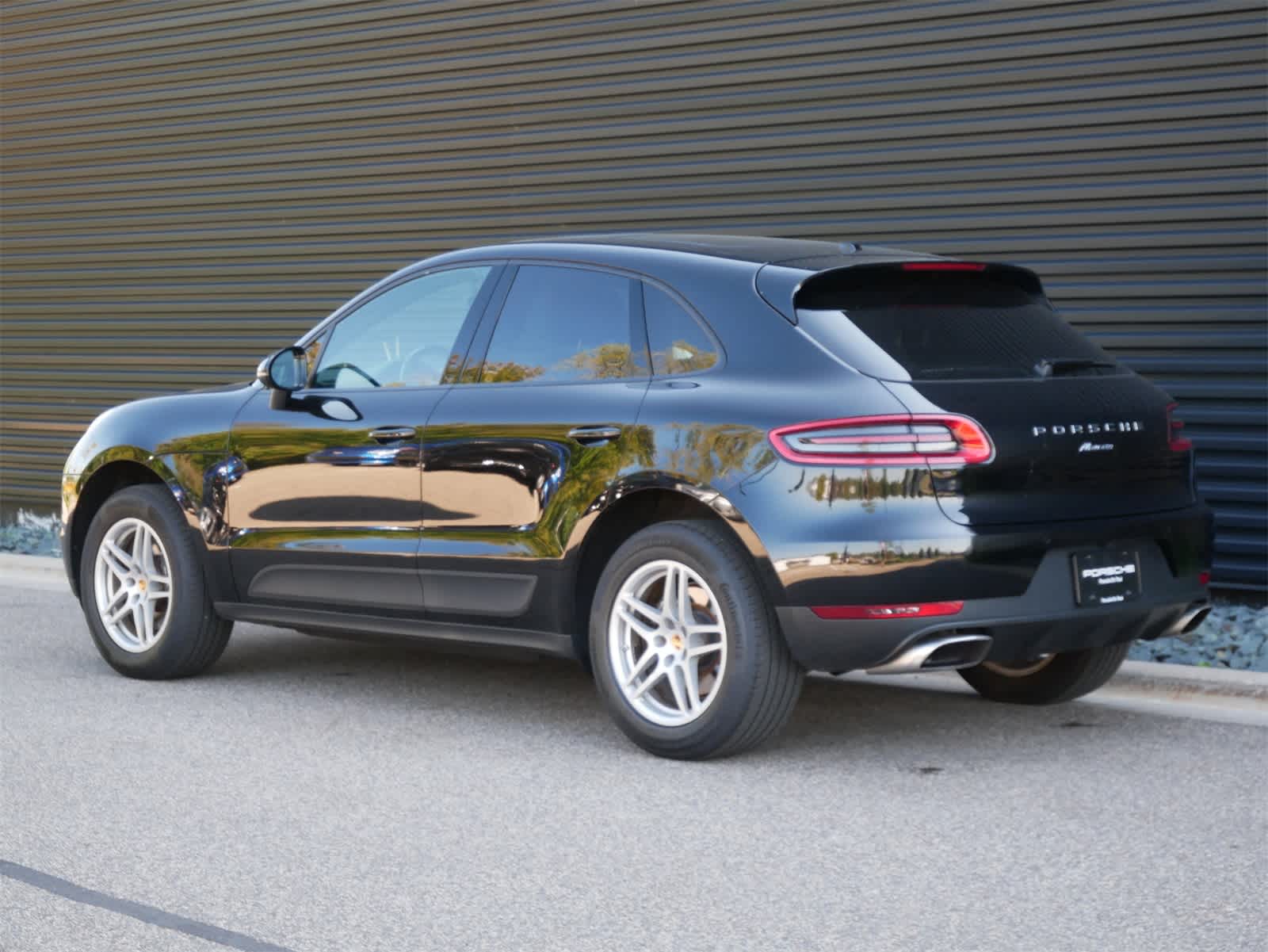 Thumbnail: 2017 Porsche Macan - 3