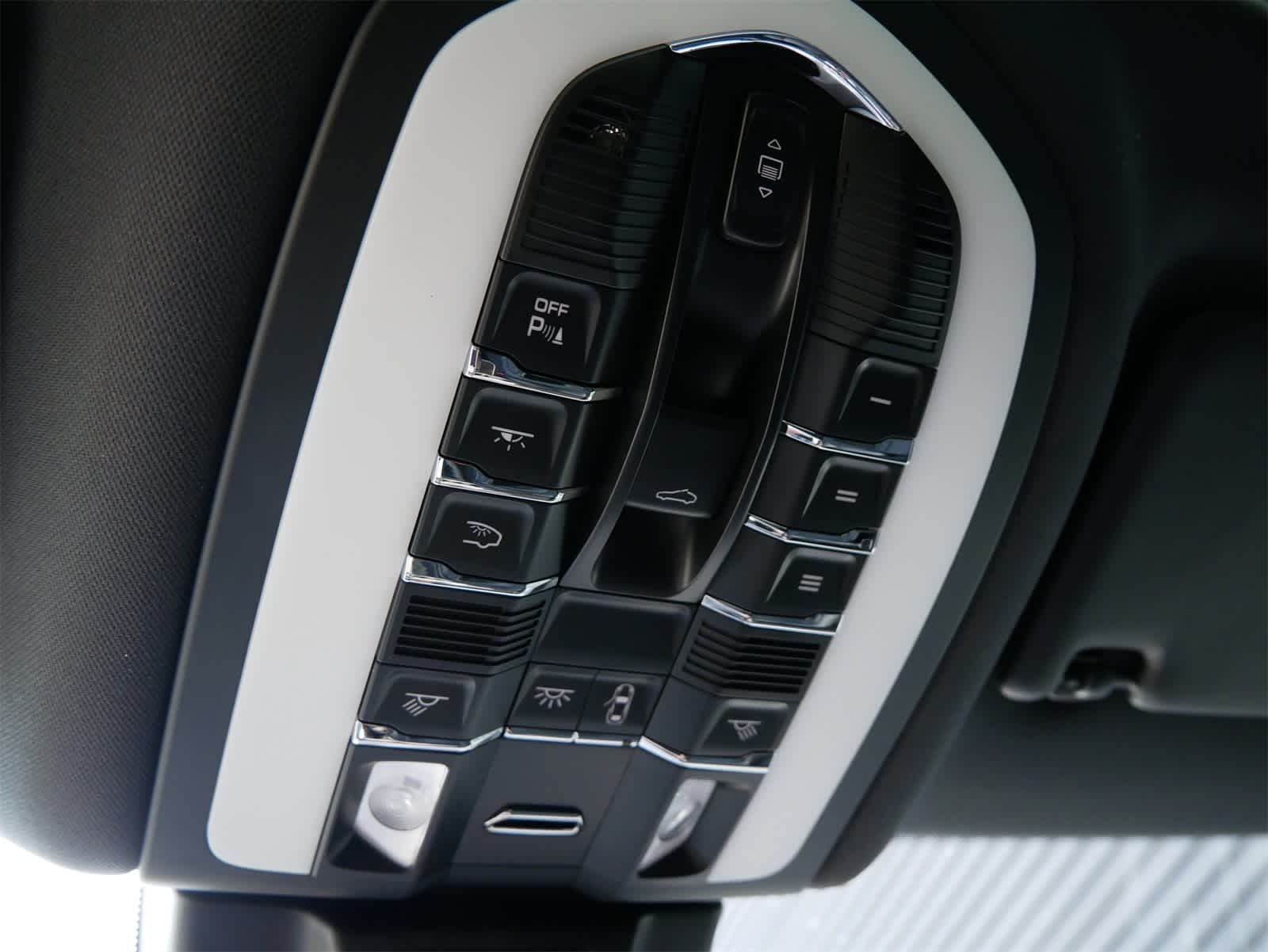 Thumbnail: 2025 Porsche Macan - 17